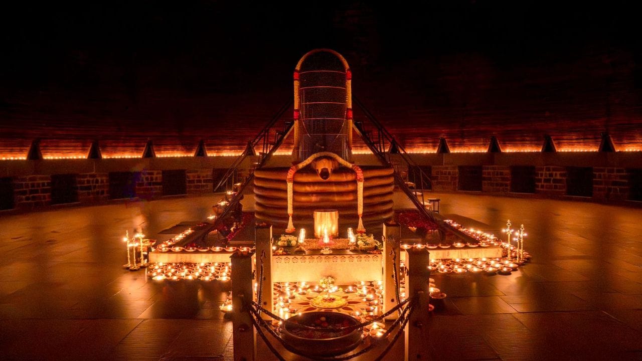 బాహ్య కాంతి మన చుట్టూ ఉన్న ప్రపంచాన్ని స్పష్టంగా చూసే సామర్థ్యాన్ని పెంచినట్లే, అంతర్గత కాంతి మన అవగాహన, అవగాహనను పెంచి స్పృహ అంతిమ విముక్తికి దారితీస్తుందన్నారు.