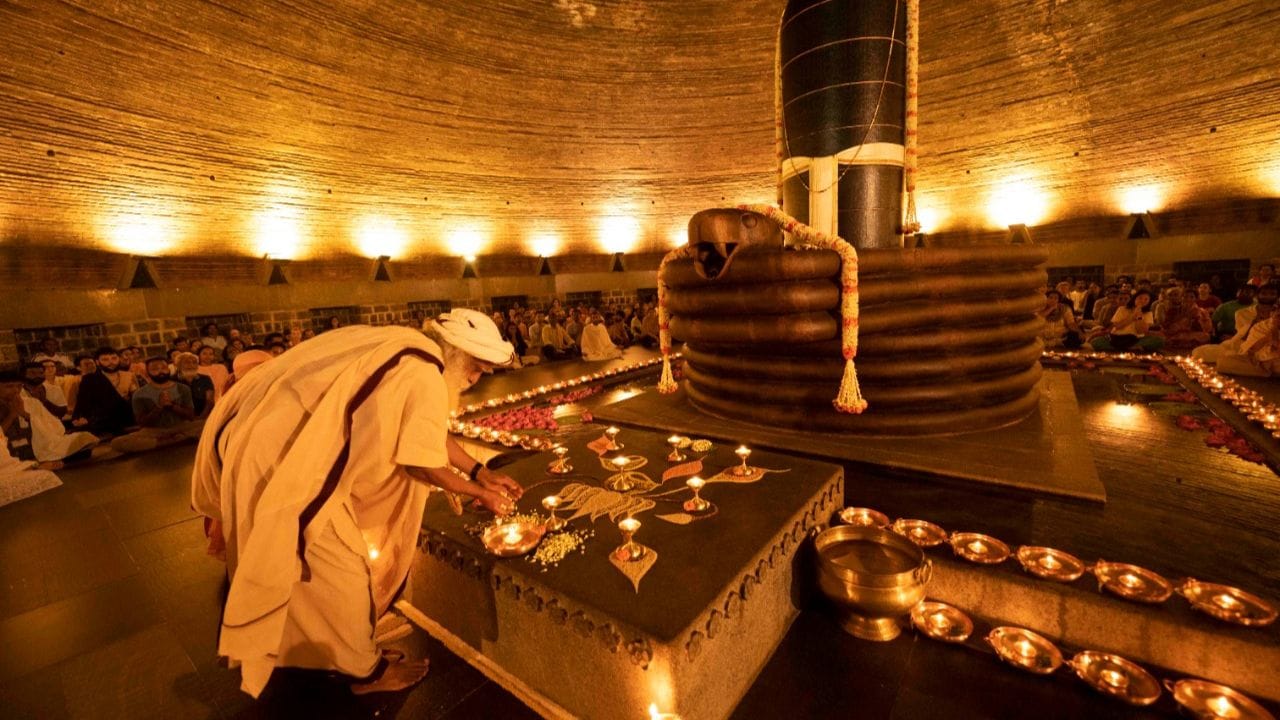 గురువారం కోయంబత్తూరులో దీపాలు వెలిగించడంలో పాల్గొన్న ఇషా ఫౌండేషన్ వ్యవస్థాపకుడు సద్గురు జగ్గీ వాసుదేవ్ గిరిజన సమాజానికి కృతజ్ఞతలు తెలుపుతూ ఇలా అన్నారు. 