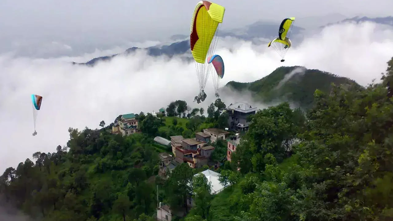  కసౌలి: కసౌలి దాని పాత బ్రిటిష్ వైబ్ కారణంగా ట్రెండింగ్‌లో ఉంది. చిన్న వీధులు హాయిగా ఉండే హోమ్‌స్టేలు, పొగమంచుతో కూడిన ఉదయాలు ఎంతగానే ఆకట్టుకుంటాయి. ఢిల్లీ నుండి వారాంతపు విరామానికి ఇది మంచి ప్రదేశం.