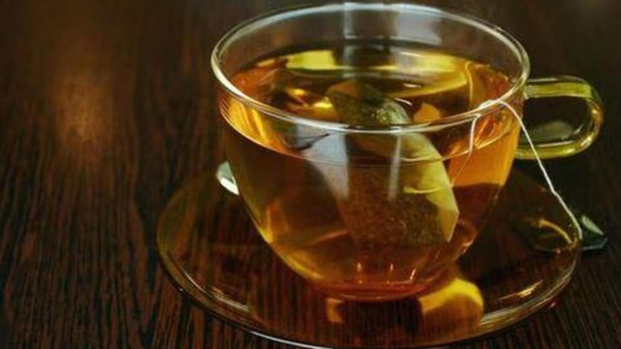 అయితే ఇలా శీతాకాలంలో జలుబు, దగ్గు సమస్య నుంచి బయటపడటానికి ఆయుర్వేద నిపుణుడు బాబా రామ్ దేవ్ ఒక అద్భుతమైన రెమిడీ తెలియజేయడం జరిగింది. అది చాలా సులభంగా ఇంటిలోనే తయారు చేసుకోవచ్చు. కనీసం దీనిని మూడు రోజులు తీసుకున్నా దగ్గు సమస్యలు, జలుబు సమస్య త్వరగా తగ్గిపోతుంది. 