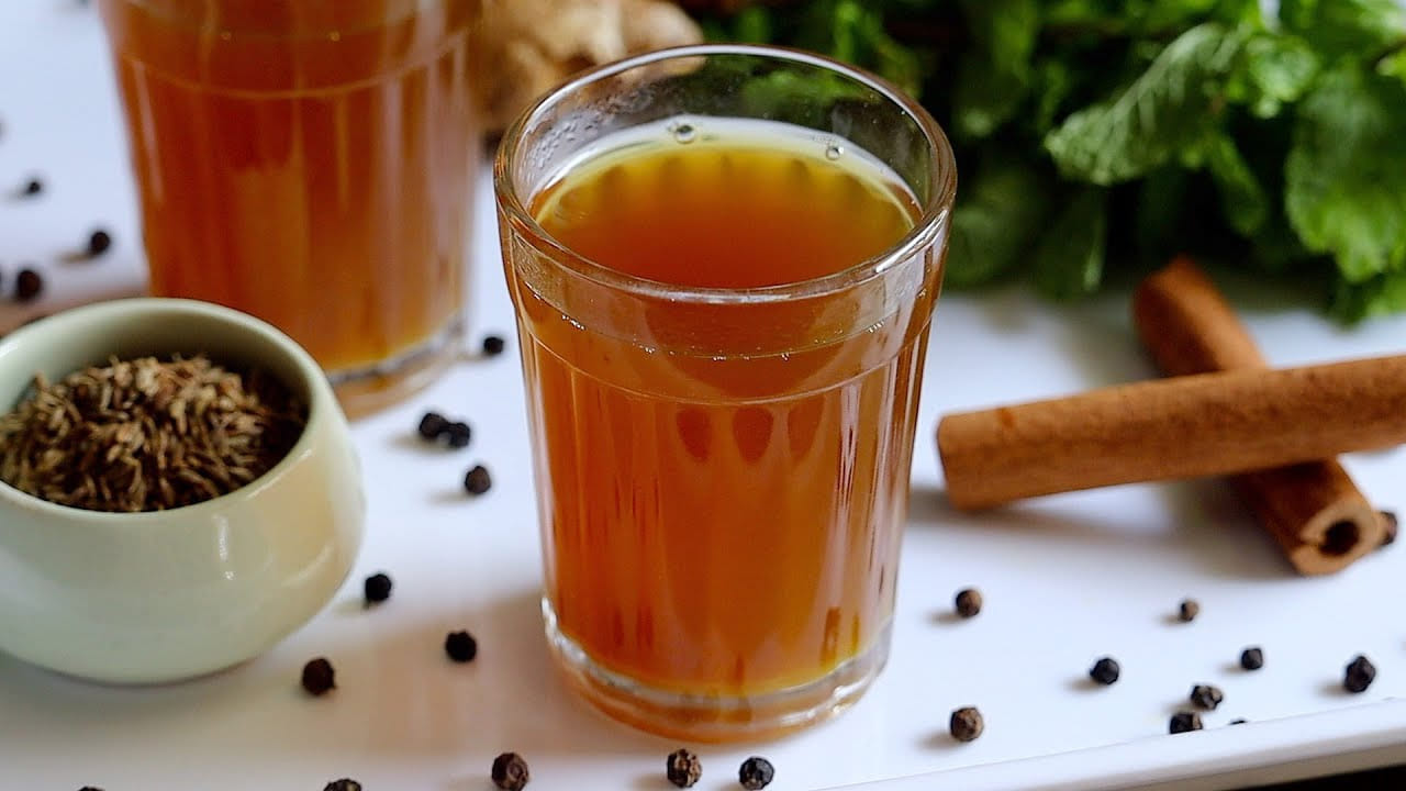 ప్రతి ఒక్కరి ఇంటిలో తులసి, అల్లం, నల్ల మిరియాలు, లవంగాలు, తేనె ఉంటాయి. అయితే వీటితో అద్భుతమైన కషాయం తయారు చేసుకొని తాగడం వలన ఇది శరీరంలో వేడిని పెంచి, కఫాన్ని, సైనస్‌లను తగ్గిస్తుందంట.