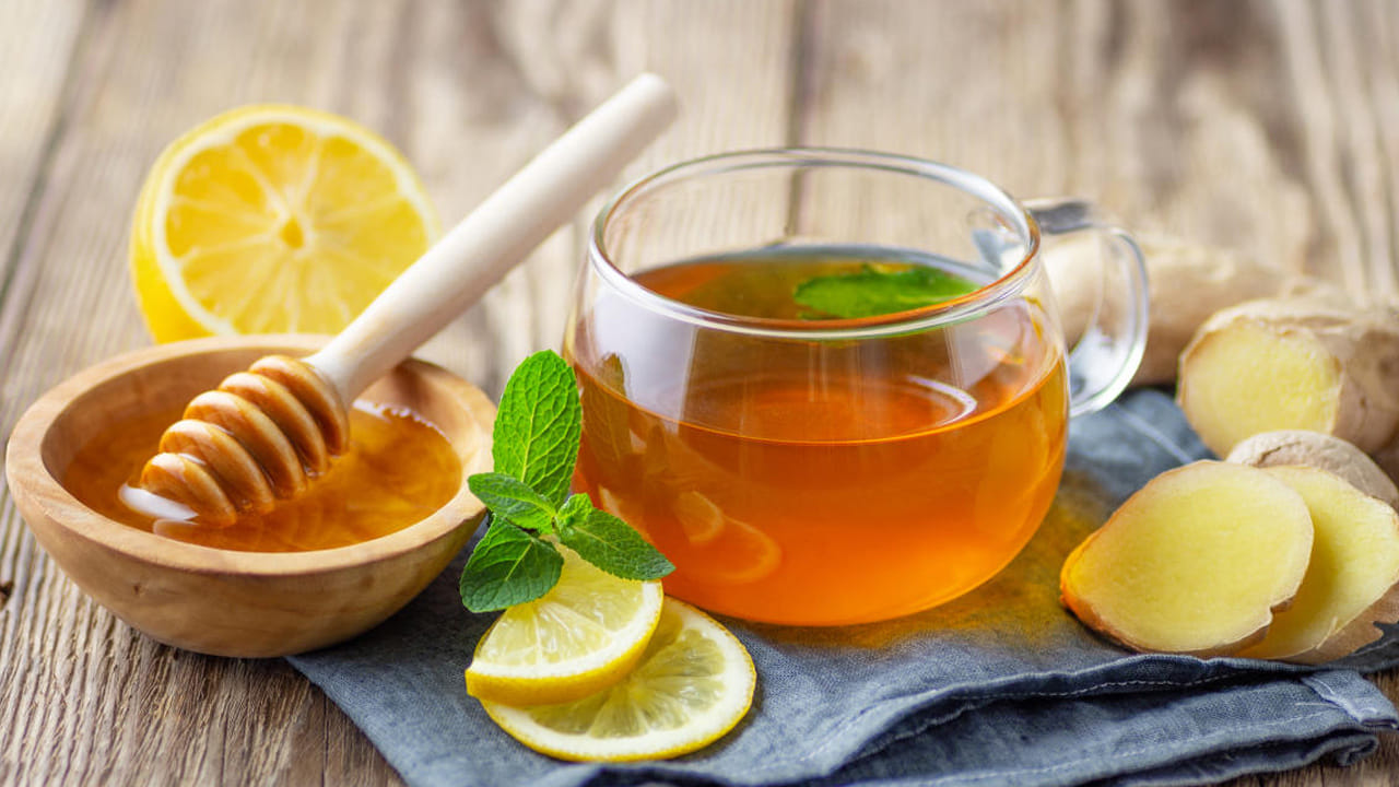 ఒక గిన్నె తీసుకొని అందులో కొన్ని నీళ్లు తీసుకొని, చిన్న  అల్లం ముక్క, తులసి ఆకులు,  నల్ల మిరియాలు ఆరు, లవంగాలు మూడు వేసి ఆ నీటిని 10 నిమిషాలు మరగబెట్టాలి. తర్వాత ఆ నీటిని వడబోసుకొని, గోరు వెచ్చగా ఉన్నప్పుడు కాస్త తేనె జోడించి తాగాలి. అంతే, ఈ కషాయం రోజూ ఉదయం, సాయంత్రం మూడు రోజులు తాగడం వలన జలుబు, దగ్గు సమస్యల నుంచి ఉపశమనం కలిగేలా చేస్తుంది. రోగనిరోధక శక్తి పెంచుతుంది.