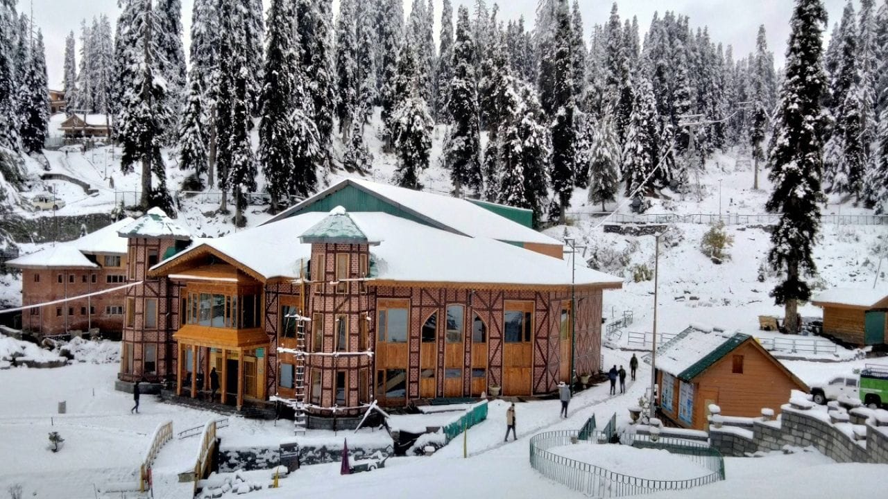 మంచు అందాల గుల్మార్గ్, కాశ్మీర్: శీతాకాలాన్ని నిజంగా ఆస్వాదించాలంటే కాశ్మీర్‌ను మించిన చోటు లేదు. ముఖ్యంగా గుల్మార్గ్ ఈ సమయంలో తెల్లని మంచు దుప్పటిని కప్పుకుని పర్యాటకులకు సాదర స్వాగతం పలుకుతుంది. స్కీయింగ్, స్నోబోర్డింగ్, ప్రపంచంలోనే ఎత్తైన కేబుల్ కార్ ప్రయాణం (గోండోలా రైడ్) వంటి ప్రత్యేకతలు ఈ ప్రాంతాన్ని మరింత టూరిజం హబ్ గా మార్చుతున్నాయి. గడ్డకట్టిన దాల్ సరస్సుపై షికార్ ప్రయాణం అన్నింటికంటే హైలెట్‌గా నిలుస్తుంది.