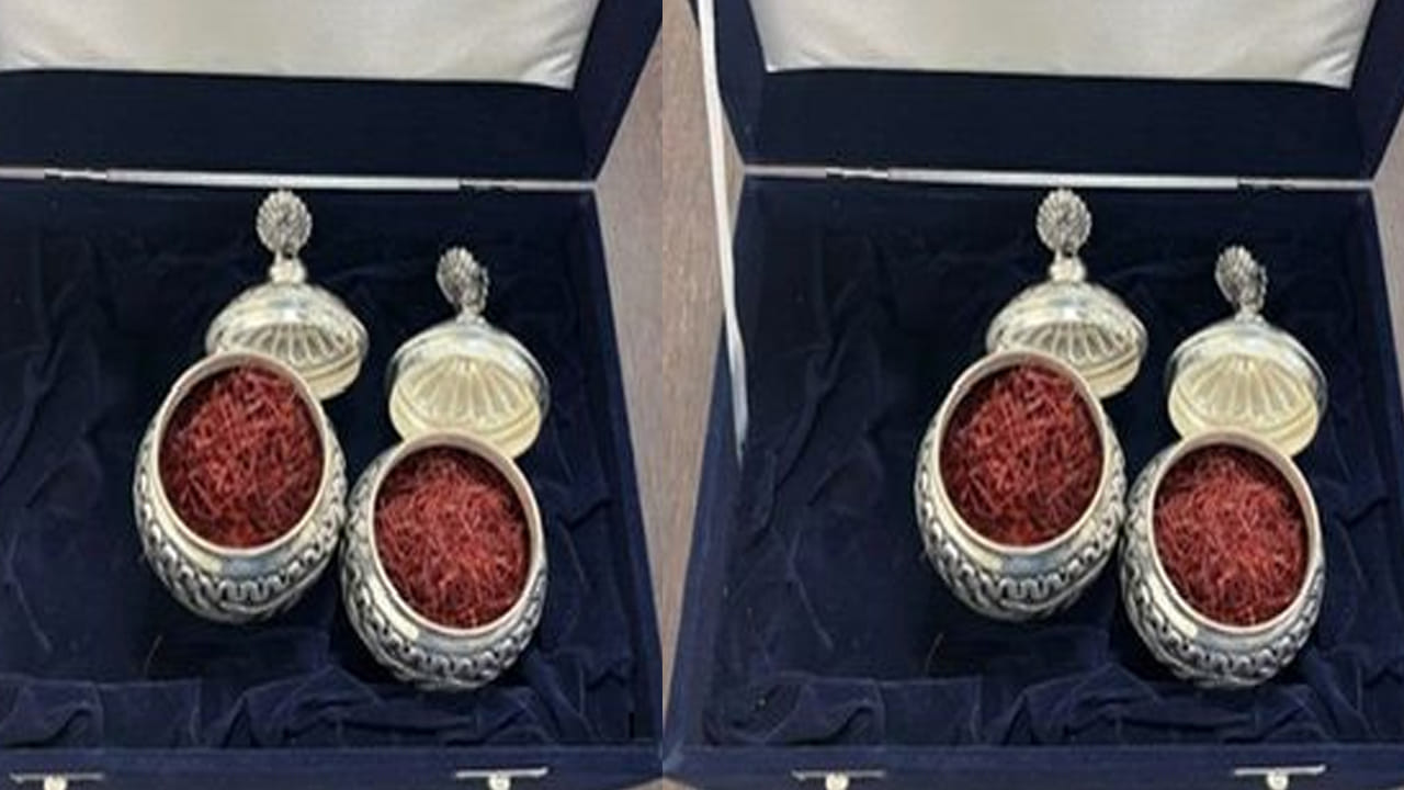 కాశ్మీరీ కుంకుమ పువ్వు: కాశ్మీర్ ఎత్తైన ప్రాంతాలలో పండించే ఈ కుంకుమ పువ్వును స్థానికంగా కాంగ్ లేదా జాఫ్రాన్ అని పిలుస్తారు. దీనికి అద్భుతమైన రంగు, రుచి, వాసన ఉంటాయి. దీనిని ఎర్ర బంగారం అని కూడా పిలుస్తారు. ఇది మన సంస్కృతిలో, వంటకాల్లో చాలా ముఖ్యం. ఇది ఆరోగ్యానికి కూడా ఎంతో మంచిది.