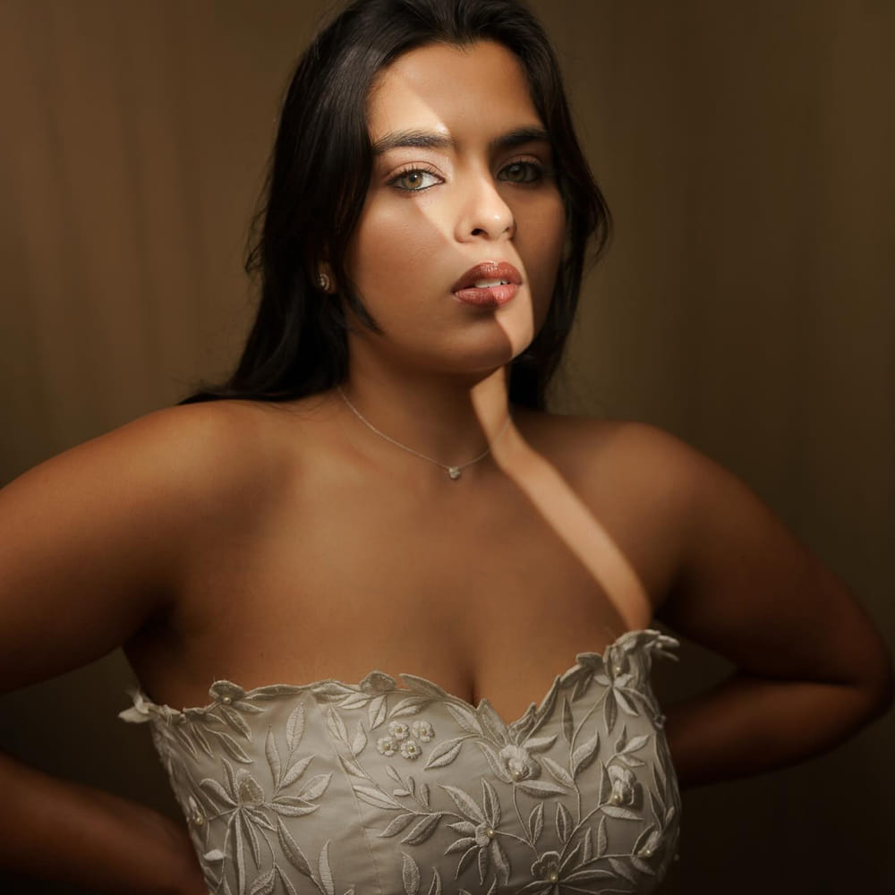 మసూద సినిమాలో ఆమె రోల్ పెద్దగా ఉండదు. ఆతర్వాత బలగం సినిమాతో ఒక్కసారిగా ఆమె పేరు మారుమ్రోగింది. బలగం సినిమా మంచి విజయాన్ని అందుకుంది. దాంతో కావ్య చాలా మంది ఫేవరెట్ హీరోయిన్ గా మారిపోయింది. ఆతర్వాత ఉస్తాద్ అనే సినిమా చేసింది. 