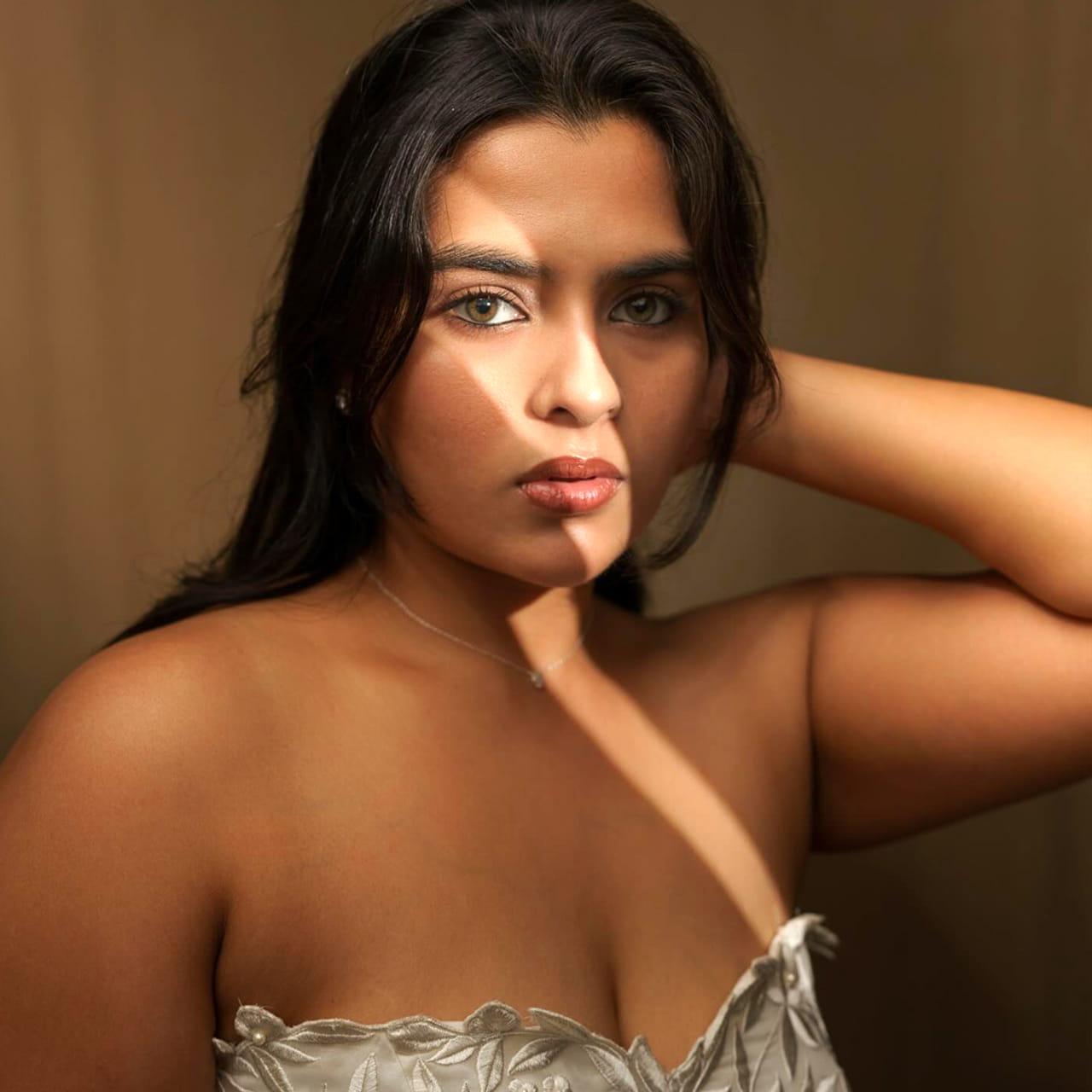 చాలా మంది చైల్డ్ ఆర్టిస్ట్ లు సినిమాల్లో ఇప్పుడు హీరోలు, హీరోయిన్స్ గా రాణిస్తున్నారు. ఎన్నో సినిమాల్లో చైల్డ్ ఆర్టిస్ట్ గా సినిమాలు చేసి ఆతర్వాత హీరో, హీరోయిన్స్ గా మారిన వారు చాలా మంది ఉన్నారు. వారిలో కావ్య కళ్యాణ్ రామ్ ఒకరు. ఈ అమ్మడు చాలా మంది అభిమాన హీరోయిన్. 