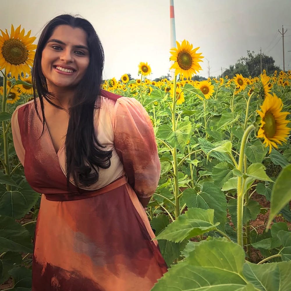 సినిమాలకు దూరంగా ఉంటున్న సోషల్ మీడియాలో మాత్రం ఈ అమ్మడు చాల యాక్టివ్ గా ఉంటుంది. రెగ్యులర్ గా ఫోటోలు షేర్ చేస్తూ అభిమానులను ఆకట్టుకుంటుంది. ఈ క్రమంలోనే తాజాగా ఈ అమ్మడు కొన్ని ఫోటోలను షేర్ చేసింది. ఈ ఫోటోలై ఇప్పుడు వైరల్ గా మారాయి. 