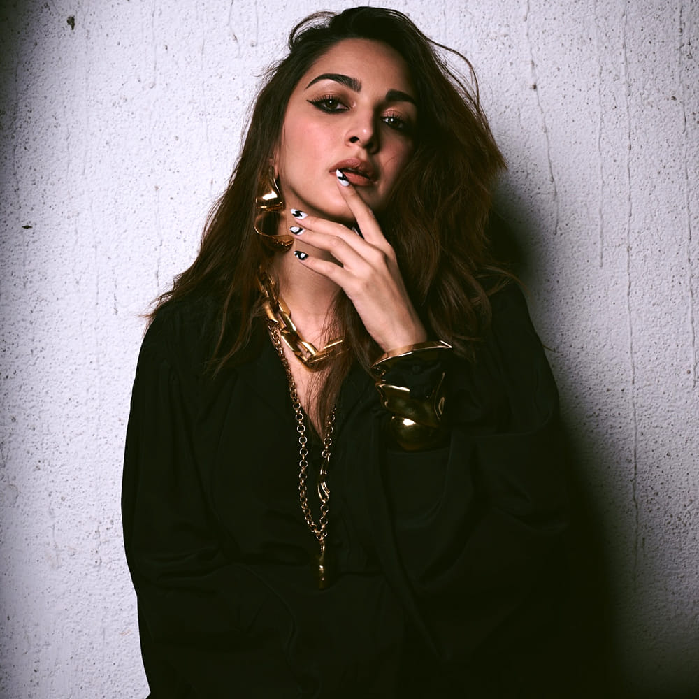 భరత్ అనే నేను సినిమాలో తన అందంతో, నటనతో ప్రేక్షకులను కవ్వించింది ఈ భామ. ఒకే ఒక్క సినిమాతో తెలుగు కుర్రాళ్ళ డ్రీమ్ గర్ల్ అయ్యింది. ఆతర్వాత రామ్ చరణ్ తో కలిసి వినయ విధేయ రామ అనే సినిమా చేసింది. కానీ ఈ సినిమా డిజాస్టర్ అయ్యింది. 