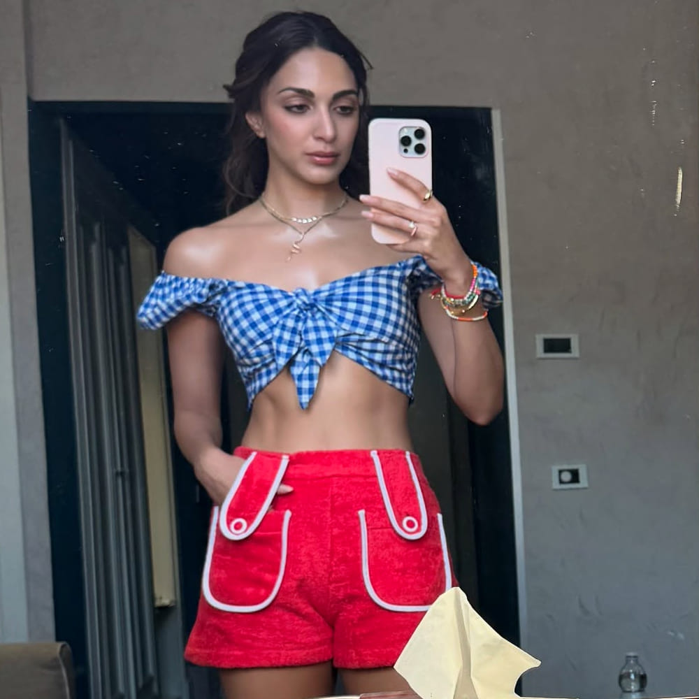 ఇక రామ్ చరణ్ నటించిన గేమ్ ఛేంజర్ సినిమాతో మరోసారి తెలుగులోకి అడుగుపెట్టింది. శంకర్ దర్శకత్వంలో తెరకెక్కిన ఈ సినిమా డబుల్ డిజాస్టర్ అయ్యింది. దాంతో తెలుగు సినిమాలకు గ్యాప్ ఇచ్చింది కియారా. మొన్నామధ్య ఎన్టీఆర్ నటించిన వార్ 2 సినిమా కూడా తెలుగులో రిలీజ్ అయ్యింది. 