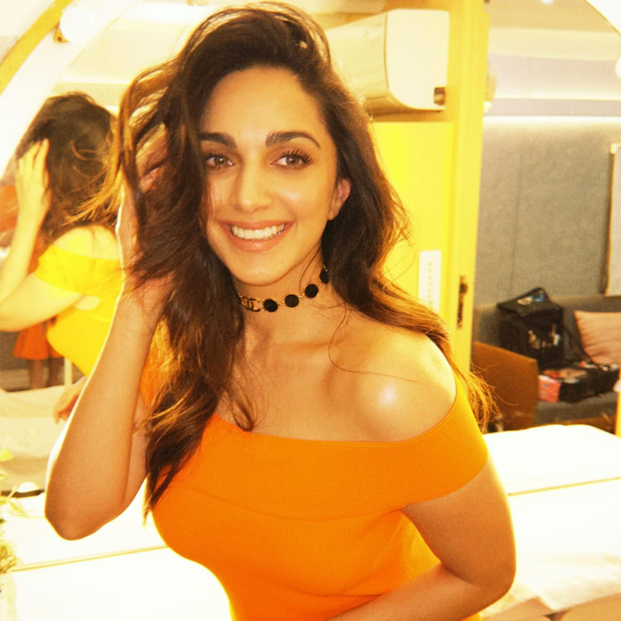 సూపర్ స్టార్ మహేష్ బాబు, కొరటాల శివ కాంబినేషన్ లో వచ్చిన భరత్ అనే నేను సినిమాతో టాలీవుడ్ లోకి అడుగుపెట్టింది కియారా అద్వానీ. తొలి సినిమాతోనే తెలుగు ప్రేక్షకులను ఆకట్టుకుంది ఈ ముద్దుగుమ్మ. 