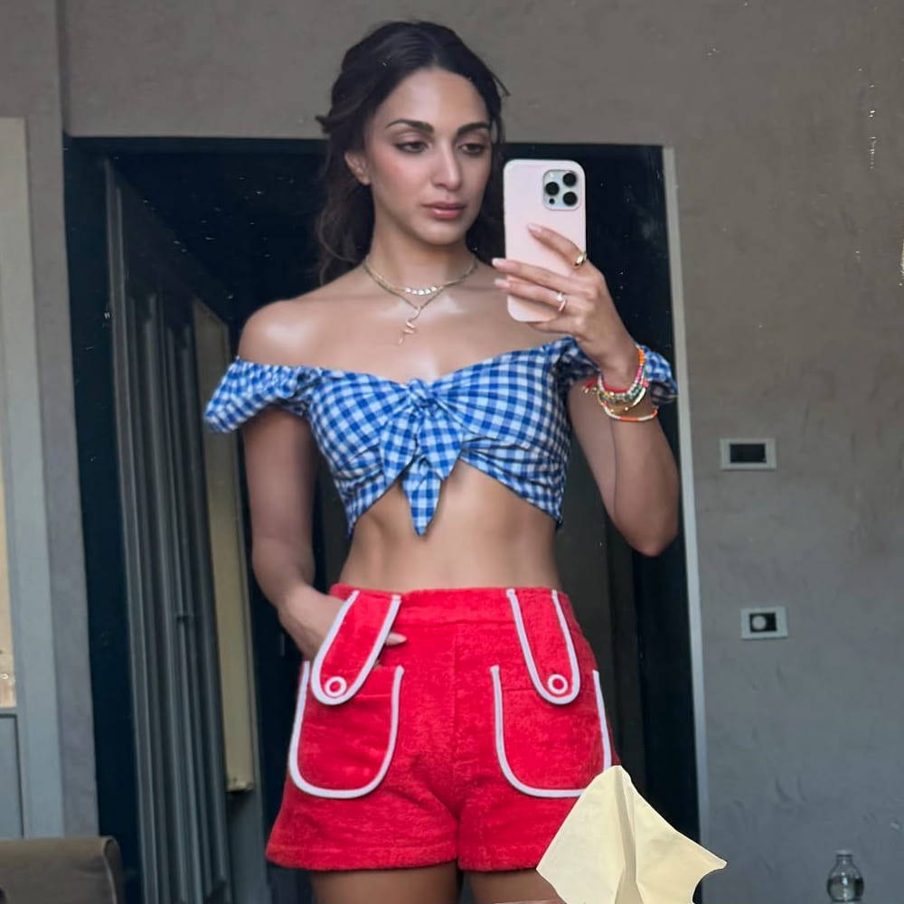 చాలా కాలం తర్వాత తిరిగి రామ్ చరణ్ సినిమాతోనే టాలీవుడ్ కు రీ ఎంట్రీ ఇచ్చింది. శంకర్ దర్శకత్వంలో వచ్చిన గేమ్ ఛేంజర్ సినిమాలో నటించింది. ఈ సినిమా కూడా భారీ అంచనాల మధ్య విడుదలై డబుల్ డిజాస్టర్ అయ్యింది. ఇక ఇప్పుడు మరో పాన్ ఇండియా సినిమాతో రాబోతుంది. 