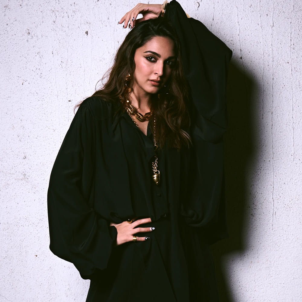 బాలీవుడ్ హీరో సిద్దార్థ్ మల్హోత్రా ను ప్రేమించి పెళ్లి చేసుకుంది ఈ అమ్మడు. ఇటీవలే తల్లిగానూ ప్రమోషన్ అందుకుంది కియారా. బిడ్డ పుట్టిన తర్వాత ఇప్పుడు మరో సినిమాతో ప్రేక్షకుల ముందుకు రానుంది కియారా అద్వానీ. యష్ హీరోగా నటిస్తున్న సినిమాలో కియారా హీరోయిన్ గా నటిస్తుంది. 