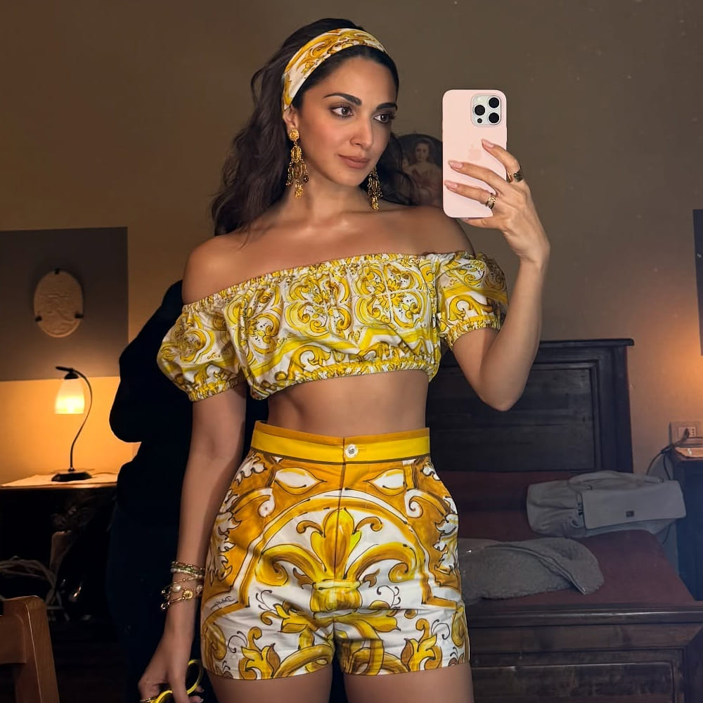 ఆతర్వాత రామ్ చరణ్ నటించిన వినయ విధేయ రామ సినిమాలో హీరోయిన్ గా నటించింది. బోయపాటి శ్రీను దర్శకత్వంలో తెరకెక్కిన ఈ సినిమా ప్రేక్షకులను నిరాశపరిచింది. దాంతో తిరిగి బాలీవుడ్ కు చెక్కేసింది ఈ చిన్నది. అక్కడ వరుసగా సినిమాలు చేసింది. 