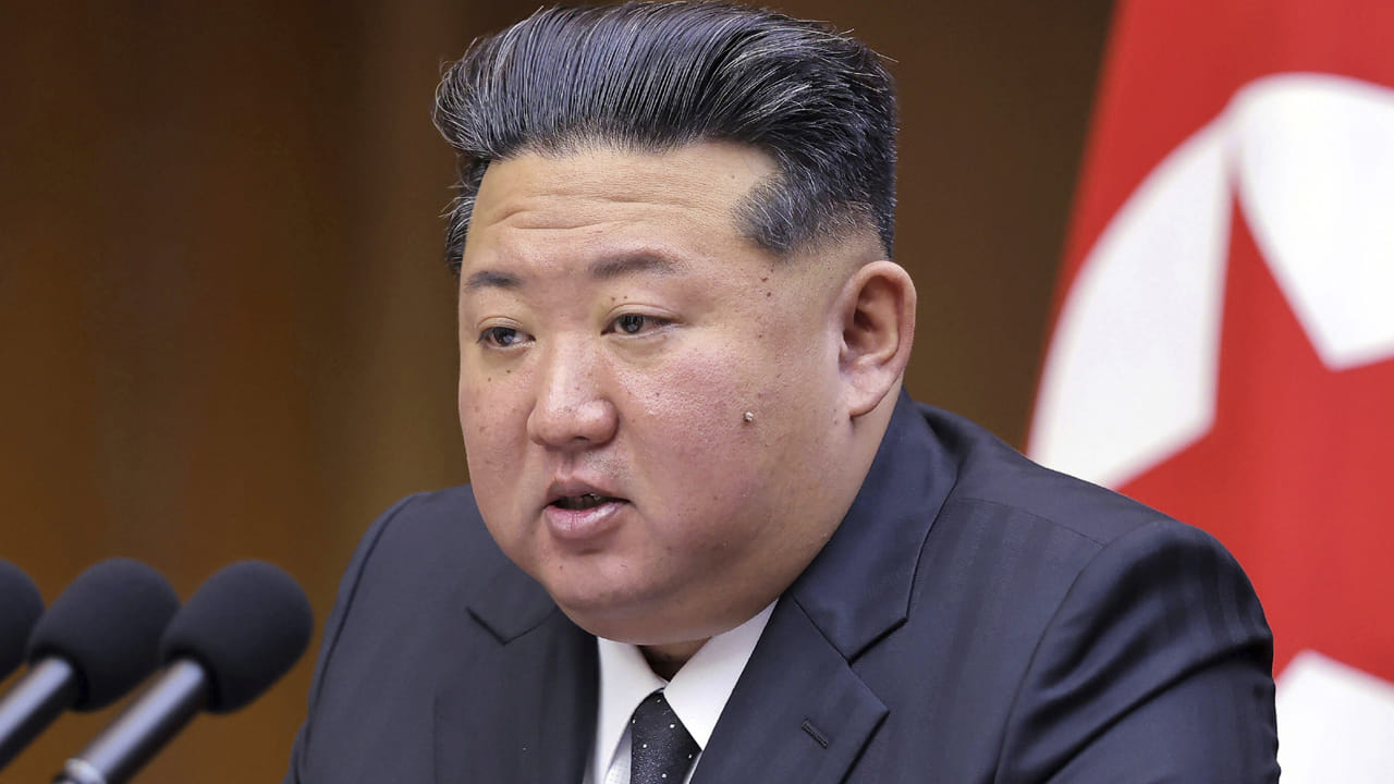 ఇక తర్వాతి స్థానంలో ఉత్తర కొరియా అధ్యక్షుడు కిమ్ జోంగ్ ఉన్ ఉన్నట్లు తెలుస్తోంది. ఆయన నెట్వర్క్ దాదాపు 5 బిలియన్ డాలర్లుగా చెబుతున్నారు. మద్యం, బొగ్గు, బంగారం ద్వారా ఆయనకు ఆదాయం వస్తుందట.