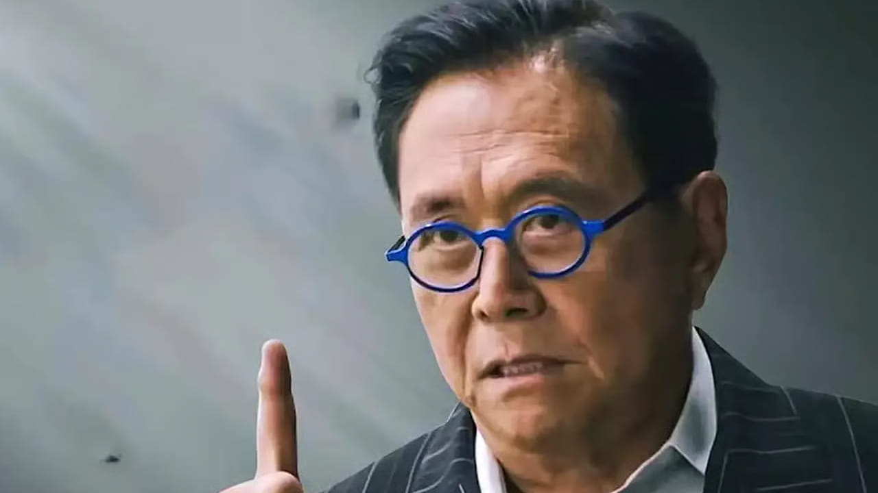 బంగారం, బిట్ కాయిన్లలో పెట్టుబడులు పెడితే డాలర్ పతనమైనా మీకు ఇబ్బంది ఉండదని కియోసాకి చెప్పుకొచ్చారు. తన బెస్ట్ పెట్టుబడి మార్గాలు అవేనన్నారు. తాను ఇంకా వాటిల్లోనే పెట్టుబడులు పెడుతున్నాన్నట్లు చెప్పారు. బ్రిక్ దేశలు కొత్త కరెన్సీని ప్రకటించనున్నాయనే వార్తలు వినిపిస్తున్నాయి. ఈ క్రమంలో జాగ్రత్తగా ఉండాలని కియోసాకి సూచించారు.