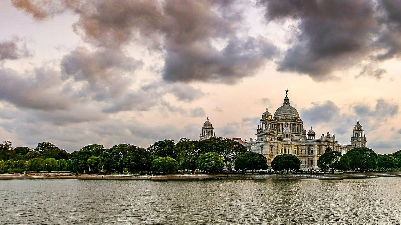 పర్యావరణ అనుకూల హోటళ్లను ఎంచుకోండి: ఎకో-ఫ్రెండ్లీ వెకేషన్ గడపడానికి సులభమైన అడుగు ఏమిటంటే, మీకు స్థిరమైన బస ఉండేలా చూసుకోవడం. శక్తి వినియోగాన్ని తగ్గించడం, వ్యర్థాలను తగ్గించడం, నీటిని సంరక్షించడం లక్ష్యంగా పెట్టుకున్న పర్యావరణ అనుకూల గెస్ట్‌హౌస్‌లు, హోటళ్ళు కోల్‌కతాలో పుష్కలంగా ఉన్నాయి. గ్రీన్ ఎనర్జీ, రీసైక్లింగ్ ప్రోగ్రామ్‌లతో ఉన్న వసతి కోసం చూడండి. కొన్ని హోటళ్ళు సేంద్రీయ భోజనాన్ని కూడా అందిస్తాయి. వాటి అలంకరణ, కార్యకలాపాల కోసం స్థానిక సంస్కృతిని ఉపయోగిస్తాయి. అటువంటి ప్రదేశాలలో బస చేయడం కార్బన్ పాదముద్రను తగ్గించడమే కాకుండా, స్థిరత్వంపై దృష్టి సారించే వ్యాపారాలకు కూడా సహాయపడుతుంది.