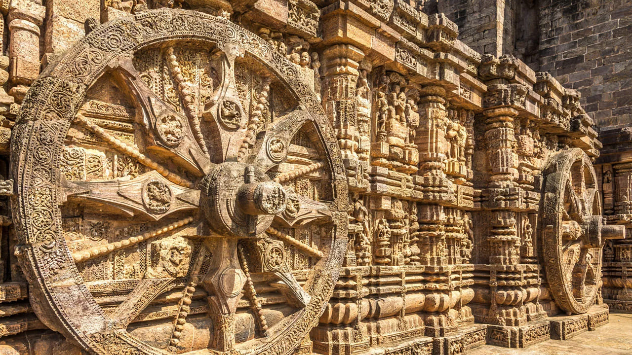 దోపిడీ కారణంగా ఆలయం బాగా దెబ్బతినడంతో ఆలయ ప్రధాన ద్వారం ఇసుకతో కప్పబడి ఉంది. ఈ ఆలయం కాలక్రమేణా ప్రకృతి వైపరీత్యాల బారిన పడింది. 18వ శతాబ్దంలో ఆలయ శిఖరం కూలిపోయిందని, ఆ తర్వాత భద్రతా కారణాల దృష్ట్యా గర్భగుడిని మూసివేశారని చెబుతారు.