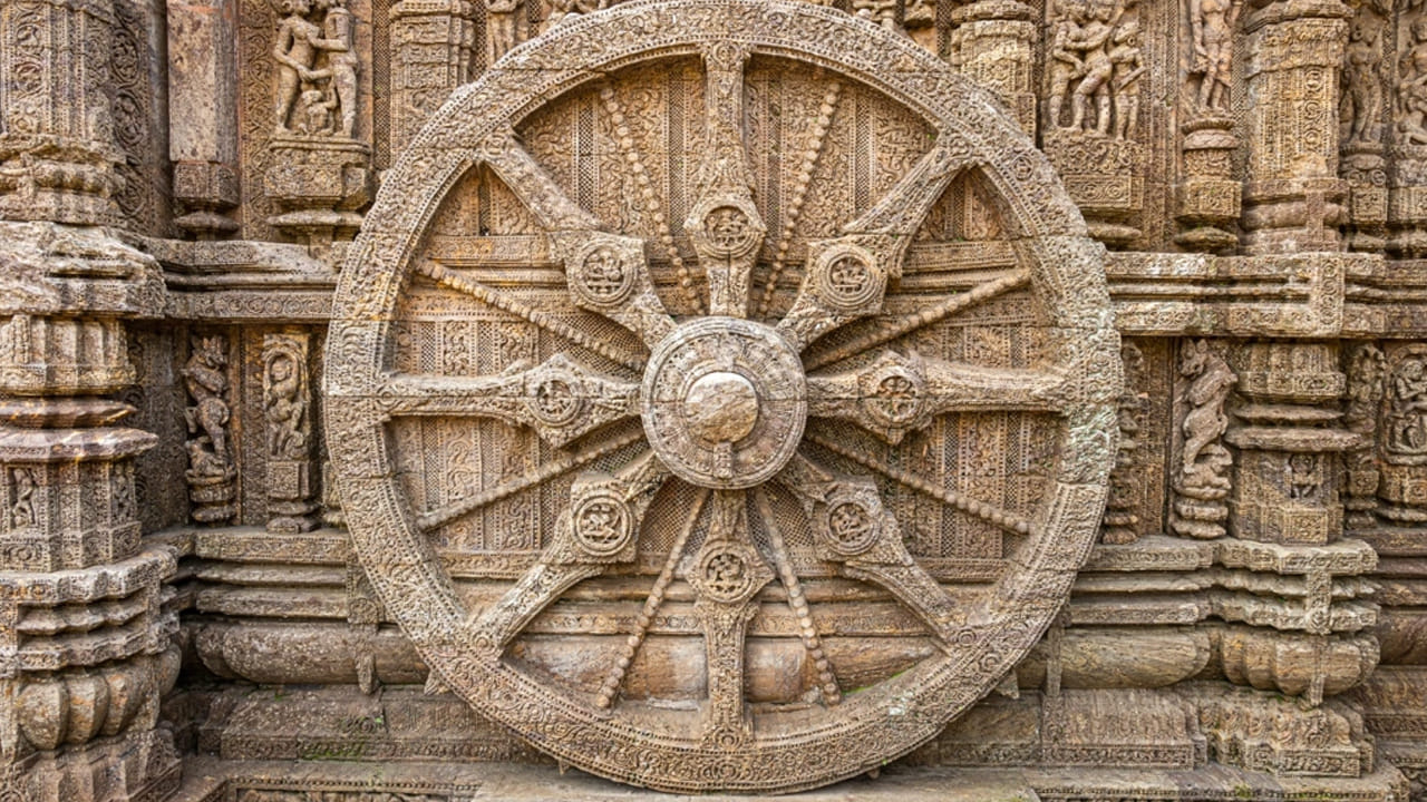 కోణార్క్ ఆలయాన్ని 1250 AD శతాబ్దంలో రాజు నరసింహ దేవ్ - I నిర్మించారు. ఈ ఆలయం సూర్య భగవానుడికి అంకితం చేశారు. ఈ ఆలయానికి ఇరువైపులా 12 చక్రాల రేఖలు ఉన్నాయి. ఈ చక్రాలు గంటలను ప్రదర్శిస్తాయి. వీటి ద్వారా టైం తెలుసుకోవచ్చు.