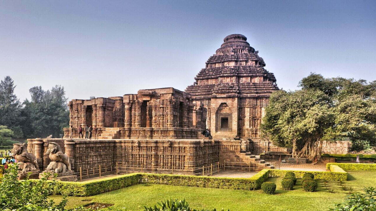 118 సంవత్సరాల క్రితం, ఆలయంలోని ఈ ఆడిటోరియం గదిని రక్షించడానికి బ్రిటీష్ వారు ఆలయం లోపలి భాగాన్ని ఇసుకతో నింపారు. ఆలయ గర్భగుడిలో గడ్డ కట్టిన ఇసుకను తొలగిస్తే ఆలయ నిర్మాణానికి మరింత నష్టం వాటిల్లుతుందని నిపుణులు భావిస్తున్నారు.