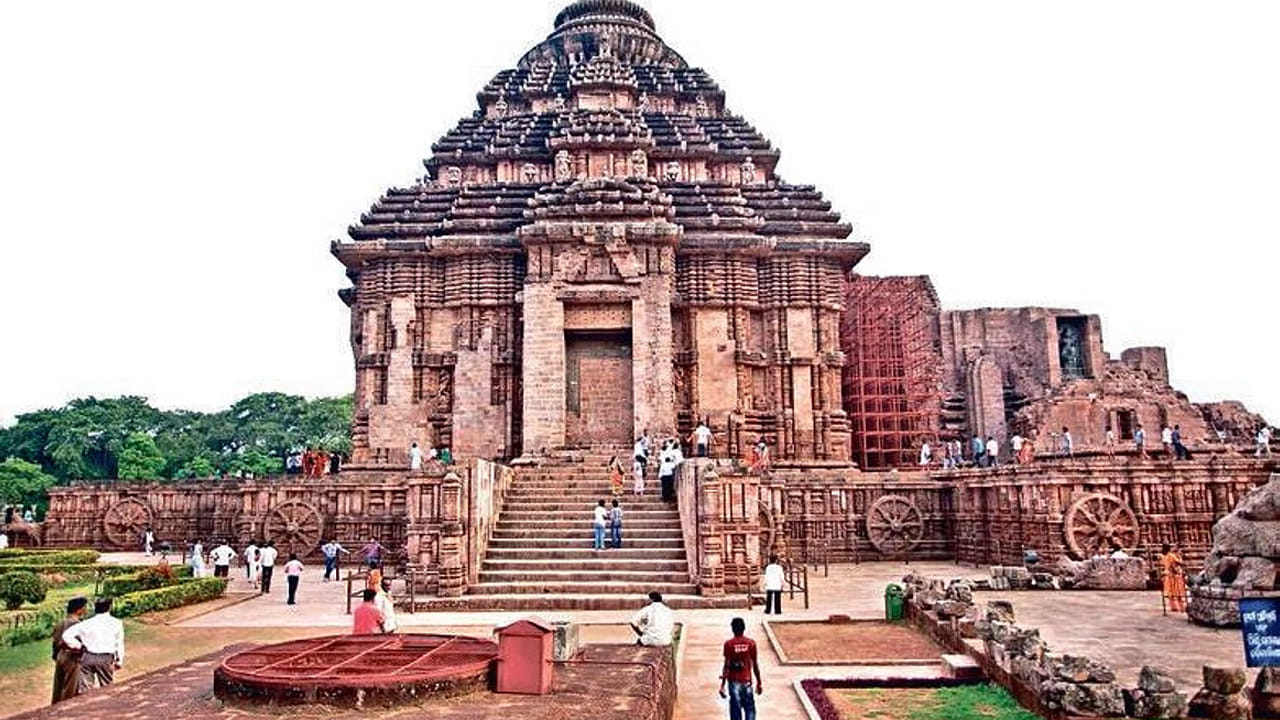 ఈ దేవాలయం పైభాగంలో అయస్కాంత రాయిని ఉంచినట్లు చెబుతారు. ఆ అయస్కాంత రాయి ఇప్పుడు ఎక్కడ ఉందో ఎవరికీ తెలియదు. 15వ శతాబ్దంలో ఆక్రమణదారులు ఈ ఆలయాన్ని దోచుకున్నారని, ఇక్కడ ప్రతిష్టించిన విగ్రహాన్ని కాపాడేందుకు పూజారులు పూరీకి తీసుకెళ్లారని చెబుతారు.