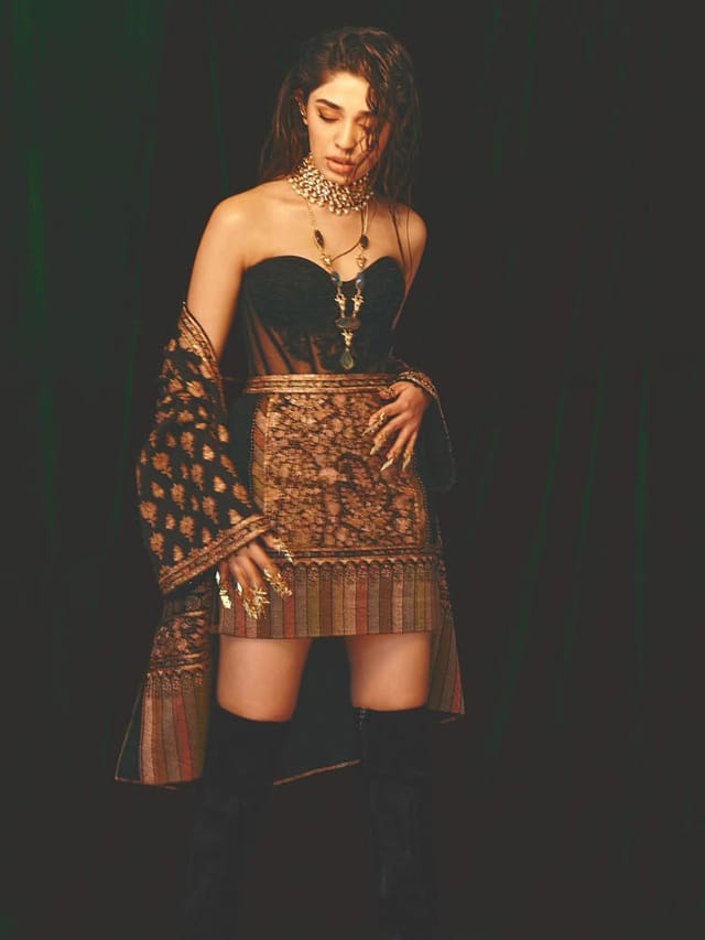 ఆఫర్స్ కోసం హద్దులు చెరిపిన కృతి.. ఇప్పుడేం లాభం అంటున్న నెటిజన్స్..