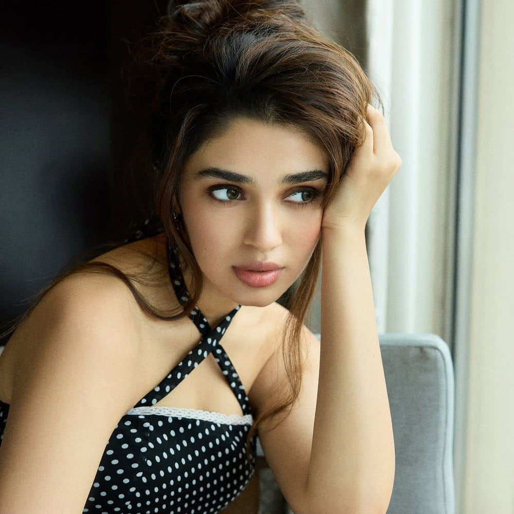 కృతి మాట్లాడుతూ.. "కార్తీ వా వాతియర్ (అన్నగారు వస్తారు) షూటింగ్ స్టార్ట్ కావడానికి ముందు రోజు రాత్రి మా అమ్మతో కలిసి ఓ హోటల్ గదిలో ఉన్నాను. అప్పుడు అక్కడే ఓ ఆత్మను చూశాను. మేం లైట్ వేయగానే పెద్ద సౌండ్ వచ్చింది. ఆ తర్వాత ఆత్మ కనిపించలేదు" అని తెలిపింది. 