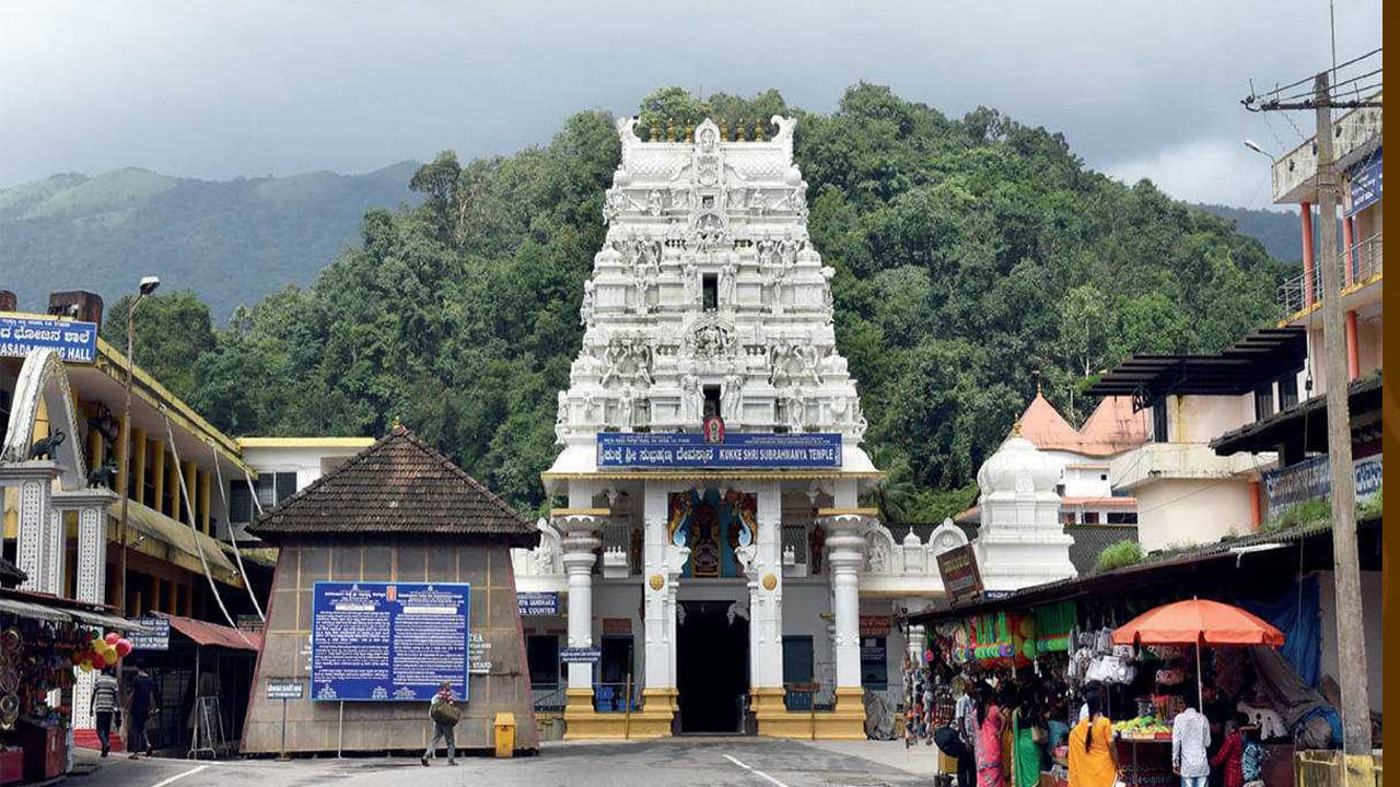 కుక్కే సుబ్రహ్మణ్య ఆలయం, కర్ణాటక: ఈ ఆలయం కార్తికేయ అవతారమైన సుబ్రహ్మణ్య స్వామికి అంకితం చేయబడింది. అతను పాములతో దగ్గరి సంబంధం కలిగి ఉంటాడు. సర్ప సంస్కార ఆచారంతో సహా సర్ప దోష నివారణలకు ఇది ఒక ప్రసిద్ధ గమ్యస్థానం. సర్ప దోష దుష్ప్రభావాల నుండి రక్షణ పొందడానికి భక్తులు పూజలు, ఆచారాలు నిర్వహిస్తారు. ఇది కర్ణాటకలోని సుబ్రమణ్య అనే గ్రామంలో ఉంది.