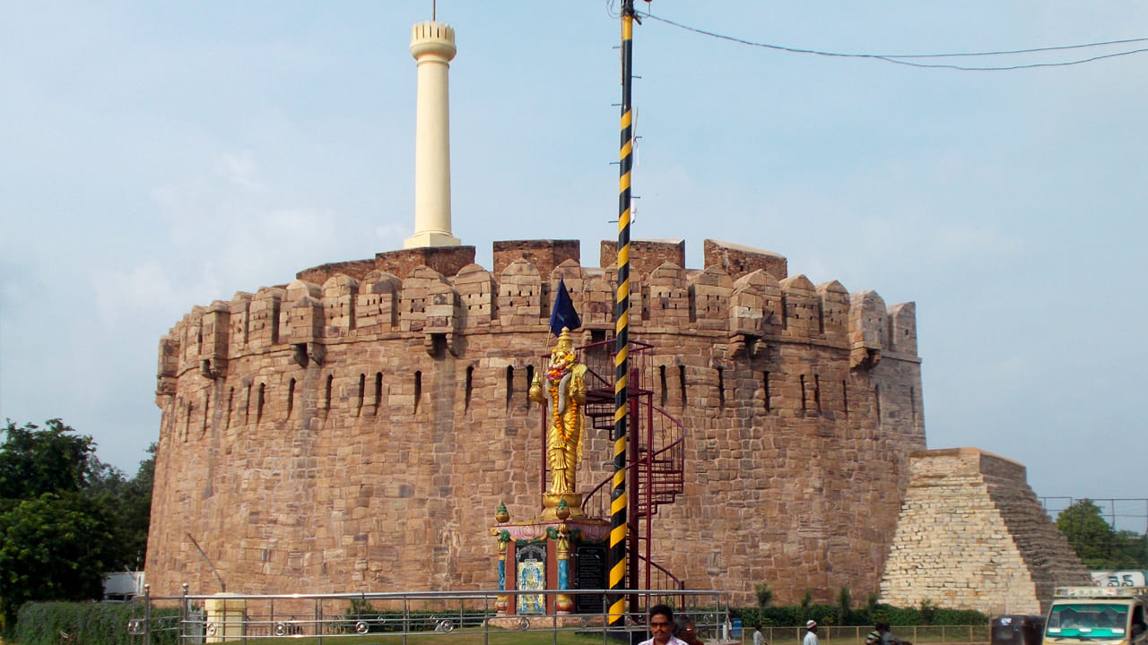 కర్నూలు: హైదరాబాద్ నుండి 220 కి.మీ దూరంలో ఉన్న కర్నూలుకు డ్రైవ్ సమయం 3 గంటల 45 నిమిషాలు పడుతుంది. రోడ్ ట్రిప్ ప్రయాణికులకు పచ్చదనం, ఉప్పొంగుతున్న జలపాతాలతో అలంకరించబడిన రాతి భూభాగాల గుండా సుందరమైన ప్రయాణాన్ని అందిస్తుంది. మార్గంలో ఒక ముఖ్యమైన స్టాప్ మల్లెల తీర్థం, ఇది కర్నూలుకు వెళ్లే మార్గంలో నల్లమల అడవిలో ఉన్న జలపాతం. 350 మెట్లు దిగడం ద్వారా చేరుకోవచ్చు, ఈ ప్రశాంతమైన ప్రదేశం రిఫ్రెష్ బ్రేక్ కోరుకునే ప్రకృతి ఔత్సాహికులకు అనువైనది.