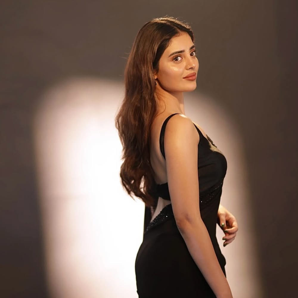 ఇటీవలే రాజ్ తరుణ్ సరసన చిరంజీవ చిత్రంలో నటించింది. ప్రస్తుంత 3 రోజెస్ అనే వెబ్ సిరీస్ చేసేందుకు రెడీ అయ్యింది. ఈ సిరీస్ ను డైరెక్టర్ మారుతి క్రియేటర్ గా వ్యహరించగా.. SKN నిర్మించారు. మాగీ దర్శకత్వం వహించారు. తాజాగా ఈ సిరీస్ ప్రమోషనల్ కార్యక్రమాల్లో పాల్గొంటుంది.