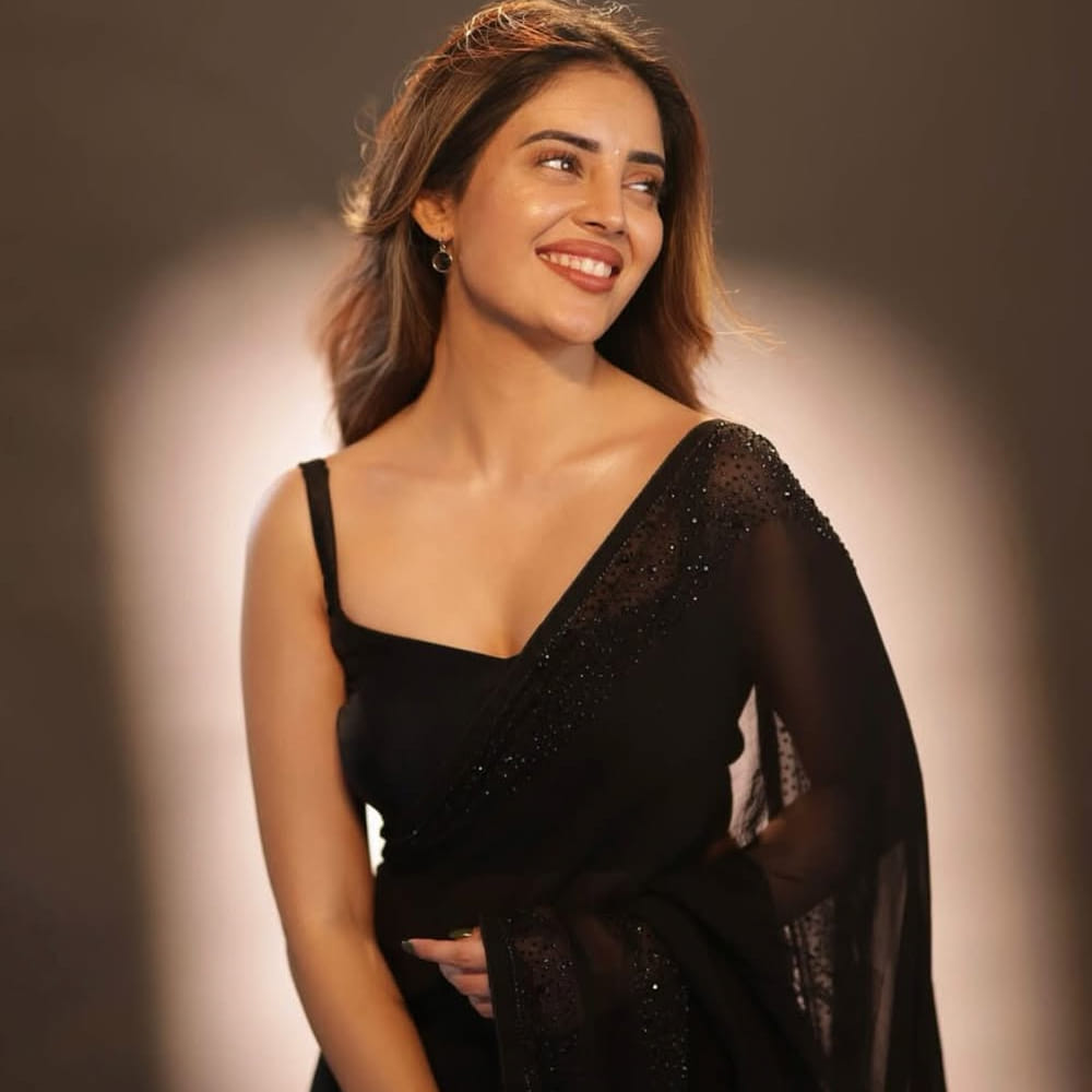 బోల్డ్ సీన్స్ చేయడానికి రెడీగా ఉన్నారా అని యాంకర్ అడగ్గా.. లిప్ లాక్ సీన్స్ మాత్రం చేయనని.. బోల్డ్ సీన్స్ చేసేందుకు ఓకే అని చెప్పుకొచ్చింది. లిప్ లాక్స్ కి ఇంట్లో వాళ్లు ఒప్పుకోరని, తనకి కూడా అలాంటివి చేయడం ఇష్టం లేదని చెప్పుకొచ్చింది.