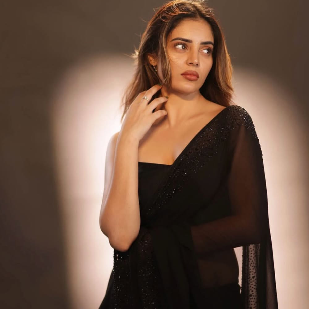 యానిమల్ సినిమాల్లో తృప్తి చేసిన పాత్రకు ఎంత పేరొచ్చినా తాను మాత్రం అటువంటి క్యారెక్టర్స్ చేయనని అంటుంది. భవిష్యత్తులో ఏదోక రోజు పెళ్లి చేసుకుంటానని.. తన భర్తకు మాత్రమే లిప్ లాక్ ఇస్తానని అంటుంది. '3 రోజెస్' సీజన్-2 డిసెంబర్ 13వ తేదీ నుంచి స్ట్రీమింగ్ కానుంది.