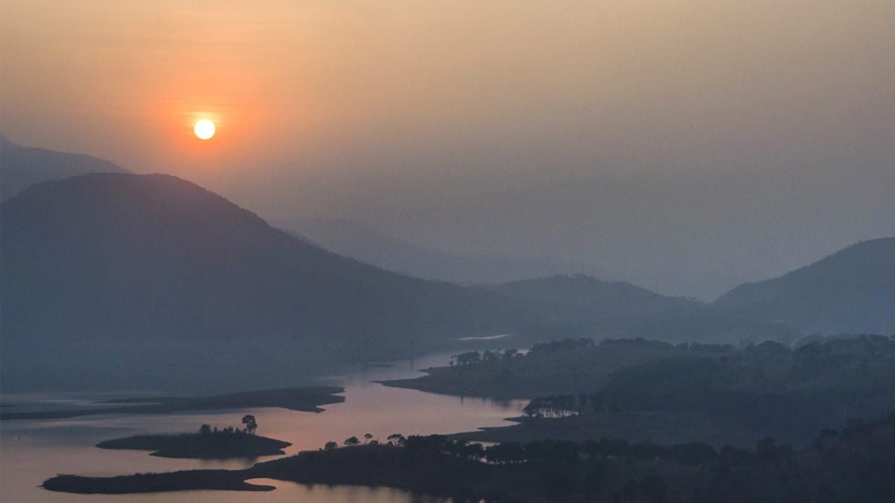 ఉమియం సరస్సు, మేఘాలయ: షిల్లాంగ్ నుంచి 15 కిలోమీటర్ల దూరంలో ఉమియం సరస్సు వద్ద కొండల మధ్య నుంచి సూర్యోదయాన్ని వీక్షిస్తే ఆ అనుభూతే వేరు. ఇది చాల అందంగా, మనసుకు ప్రశాంతంగా అనిపిస్తుంది.