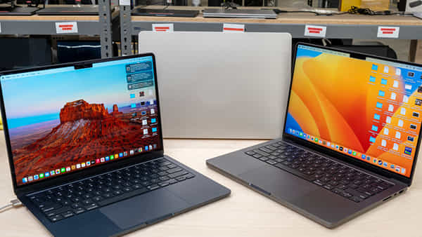 Laptops: కేవలం రూ.4 వేలకే ల్యాప్టాప్.. భారీగా ఎగబడ్డ జనం