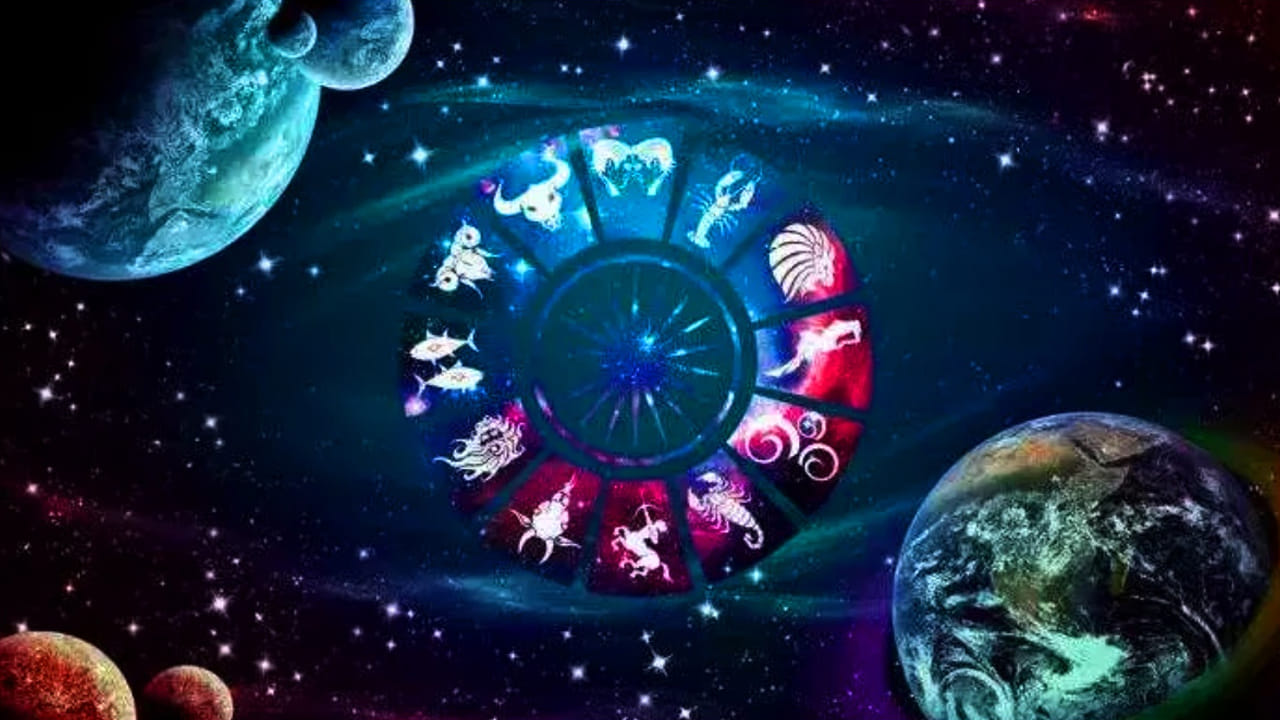 జ్యోతిష్య శాస్త్రంలో గ్రహాల కలయిక, సంచారం వలన రాజయోగాలు ఏర్పడుతుంటాయి. అయితే 2026లో చాలా గ్రహాలు రాశి సంచారం, నక్షత్ర సంచారం చేయనున్నాయి. ముఖ్యంగా, ధనస్సు రాశిలో బుధ, శుక్ర గ్రహాల సంయోగం జరగనుంది. దీని కారణంగా, లక్ష్మీనారాయణ యోగం ఏర్పడనుంది. దీని వలన నాలుగు రాశుల వారికి లక్కు కలిసి వస్తుంది. ఇంతకీ ఆ రాశులు ఏవి అంటే?