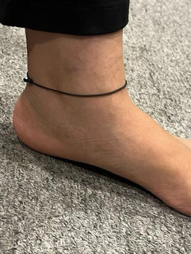 స్త్రీలు కాలికి నల్లదారం కట్టుకోవడం మంచిదేనా? ఏ కాలికి  కట్టుకోవడం శుభప్రదం!