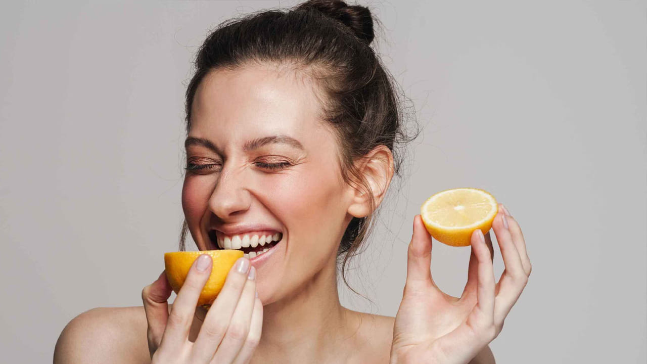 నిమ్మకాయ చర్మానికి రాయవచ్చా?: ఈ ప్రశ్న మన మనసులో తలెత్తినా, మనం దానిని వాడుతూనే ఉంటాము. మనం అలా చేయకూడదు. కొంతమంది దీనిని చాలా సంవత్సరాలుగా ఉపయోగిస్తున్నామని, తమకు ఏమీ జరగలేదని చెప్పవచ్చు. కానీ దాని వల్ల చర్మంపై కలిగే సమస్యలు వారికి తెలియదు. మరికొందరు నిమ్మకాయను సగానికి కోసి దాని రసాన్ని నేరుగా ముఖంపై రుద్దుతారు. ఇది అస్సలు చేయకూడదు. దీన్ని నేరుగా అప్లై చేయడం వల్ల నీరు, పాలు లేదా మీ ఫేస్ ప్యాక్‌తో కలిపిన దానికంటే ఎక్కువ ప్రభావాలు ఉంటాయి.