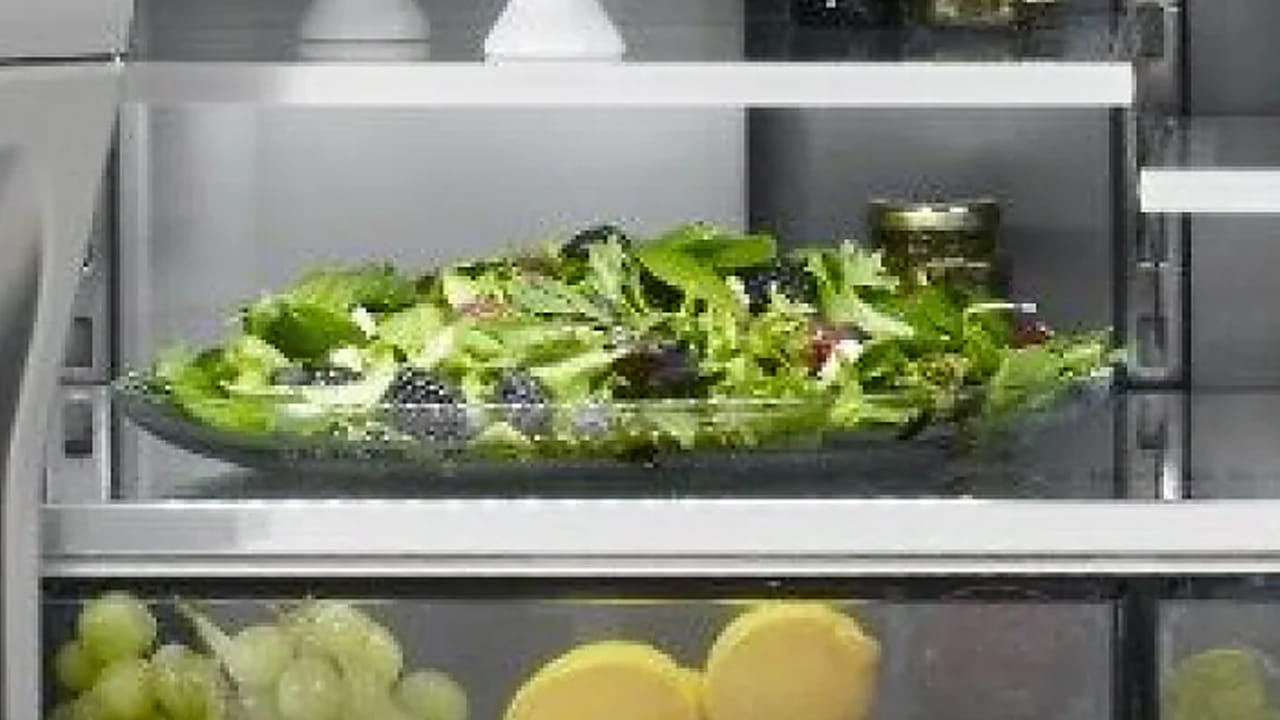 శీతాకాలంలో లెట్యూస్‌ను ఫ్రిజ్‌లో నిల్వ చేయవచ్చా?: ప్రతిరోజూ మన ఆహారంలో కొన్ని ఆకుకూరలు చేర్చుకోవడం చాలా మంచిదని మనకు తెలుసు. కానీ మనకు ప్రతిరోజూ ఆకుకూరలు దొరకవు, కాబట్టి మనం వాటిని ఎప్పుడు తీసుకున్నా, వాటిని కొని ఫ్రిజ్‌లో నిల్వ చేస్తాము. కానీ ఆకుకూరలను రోజుల తరబడి ఫ్రిజ్‌లో నిల్వ చేయలేమా? ఆకుకూరలు కొన్న తర్వాత, వాటిని బాగా కడిగి ఫ్రిజ్‌లో నిల్వ చేయండి. కానీ మనం వాటిని 12 నుండి 24 గంటలలోపు ఉడికించాలి. అంతకంటే ఎక్కువసేపు ఉంచవద్దు. అలా చేస్తే, ఆకుకూరల సహజ రుచి, పోషక విలువలు తగ్గడం ప్రారంభమవుతుంది.