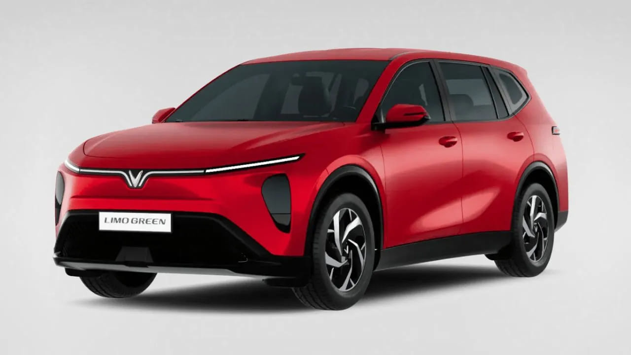  Electric Car: వియత్నామీస్ కార్ కంపెనీ విన్‌ఫాస్ట్ తన తదుపరి ప్రధాన ఎలక్ట్రిక్ కారును భారతదేశంలో విడుదల చేయనున్నట్లు ధృవీకరించింది. ఇది భారతదేశంలో విన్‌ఫాస్ట్ మూడవ ఎలక్ట్రిక్ కారు అవుతుంది. కొత్త కారు పేరు లిమో గ్రీన్. ఇది ఎలక్ట్రిక్ 7-సీటర్ కారు అవుతుంది. ఈ ఎలక్ట్రిక్ MPVని ఫిబ్రవరి 2026లో భారతదేశంలో విడుదల చేయాలని యోచిస్తున్నట్లు కంపెనీ తెలిపింది. ప్రారంభించిన తర్వాత ఇది కియా కారెన్స్ క్లావిస్ EV, BYD eMax 7 లతో పోటీపడుతుంది. ఇది టయోటా ఇన్నోవా క్రిస్టాను కూడా సవాలు చేయవచ్చు.