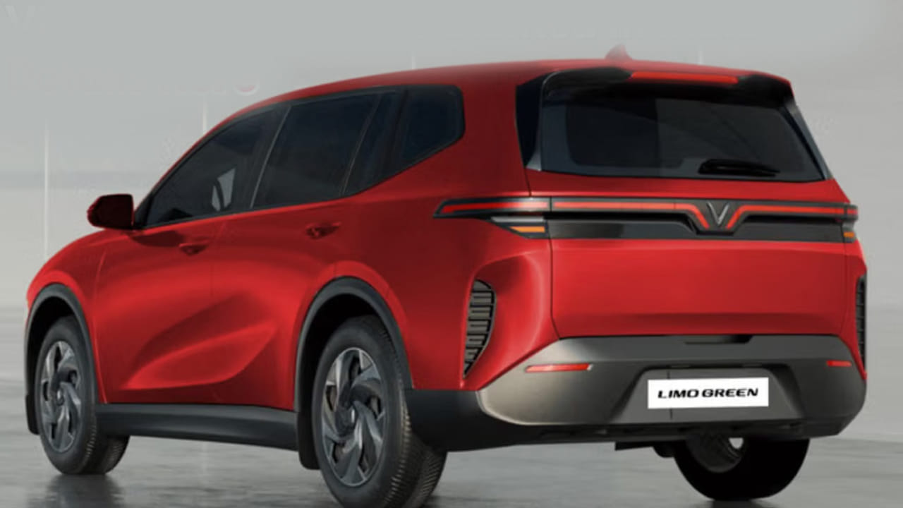  VF 6, VF 7 తర్వాత VinFast లిమో గ్రీన్ భారతదేశంలో కంపెనీ మూడవ ఎలక్ట్రిక్ కారు అవుతుంది. ధరను తక్కువగా ఉంచడానికి VinFast భారతదేశంలో లిమో గ్రీన్‌ను తయారు చేస్తుంది. లిమో గ్రీన్ MPV లుక్‌తో కలిపి కంపెనీ సిగ్నేచర్ V-ఆకారపు డిజైన్‌ను కలిగి ఉంది. దీని బాడీ ప్యానెల్‌లు పక్కల నుండి నేరుగా కట్‌ చేసినట్లుగా కనిపిస్తుంటుంది. కారు ఏరో కవర్‌లతో స్టైలిష్ వీల్స్‌ను కూడా కలిగి ఉంటుంది. ఇది కారు ఎయిర్-కటింగ్ సామర్థ్యాలను పెంచుతుంది.