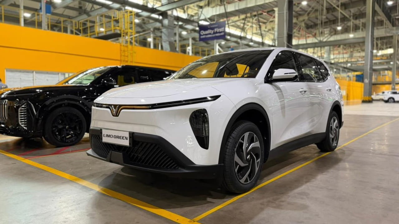  లక్షణాలు, డిజైన్: ఇంటీరియర్ గురించి చెప్పాలంటే.. ఇంటీరియర్ లుక్ బాగుంటుంది. ఈ కారు 2+3+2 సీటింగ్ లేఅవుట్‌ను కలిగి ఉంది. అంటే ఇది మొత్తం 7 మంది కూర్చోవచ్చు. ఇది 10.1-అంగుళాల టచ్‌స్క్రీన్ ఇన్ఫోటైన్‌మెంట్ సిస్టమ్, 4-స్పీకర్ ఆడియో సిస్టమ్, సింగిల్-జోన్ ఏసీ, బహుళ యూఎస్‌బీ ఛార్జింగ్ పోర్ట్‌లను కలిగి ఉంటుంది. కంపెనీ ఇప్పటికే భారతదేశంలో కారు డిజైన్‌కు పేటెంట్ పొందింది. వియత్నాంలో విక్రయించే లిమో గ్రీన్ పొడవు 4,740 mm, వెడల్పు 1,872 mm, ఎత్తు 1,728 mm. దీని వీల్‌బేస్ 2,840 mm. భారతదేశానికి వస్తున్న కారు కూడా దాదాపు అదే పరిమాణంలో ఉంటుందని భావిస్తున్నారు.