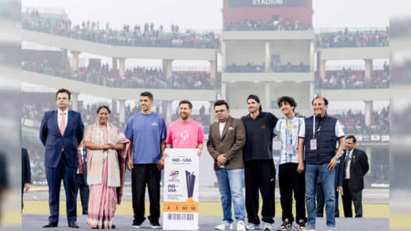 Lionel Messi : మళ్లీ భారత్కు వస్తారా? టీ20 వరల్డ్ కప్ టికెట్ను మెస్సీకి బహూకరించిన ఐసీసీ ఛైర్మన్ జై షా