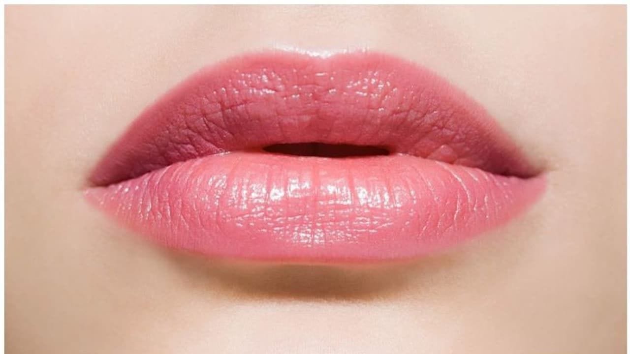 పై పెదవి కింది పెదవి కంటే పెద్దగా ఉండడం: ఇలాంటి పెదవుల నిర్మాణం ఉన్నవారు చాలా నిరాడంబరంగా ఉంటారు. వారు సంతోషంగా ఉండేందుకు అనవసర ఖర్చులు చేయరు. వీరు ప్రతి విషయంలోనూ నిజాయితీగా ఉంటారు. ఎలాంటి సమస్యలు వచ్చినా దృడంగా నిల్చుంటారు. స్నేహం, ప్రేమ విషయంలో అస్సలూ వెనకడుగు వేయను. నమ్మిన వారిని ఎప్పటికీ మోసం చేయరు. 