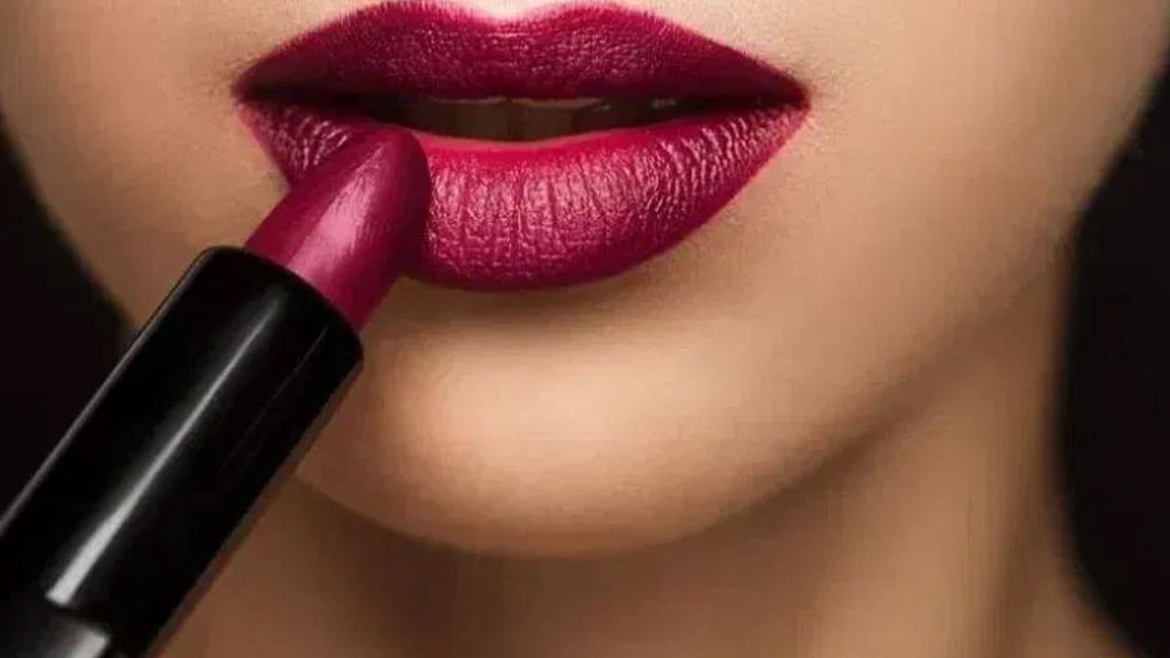 దీంతో ఓ దేశం మహిళలు ఎరుపు రంగు లిప్‌స్టిక్‌ వేసుకోవడం పూర్తిగా నిషేధించింది. దీంతో ఆ దేశంలో మహిళలు తమ దేశంలో తయారు చేసిన లేత రంగు లిప్‌స్టిక్‌లను మాత్రమే ధరించడానికి అనుమతి ఉంది.