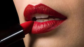 ఈ దేశంలో రెడ్‌ లిప్‌స్టిక్‌ వేసుకుంటే.. జైలు శిక్ష ఖాయం!