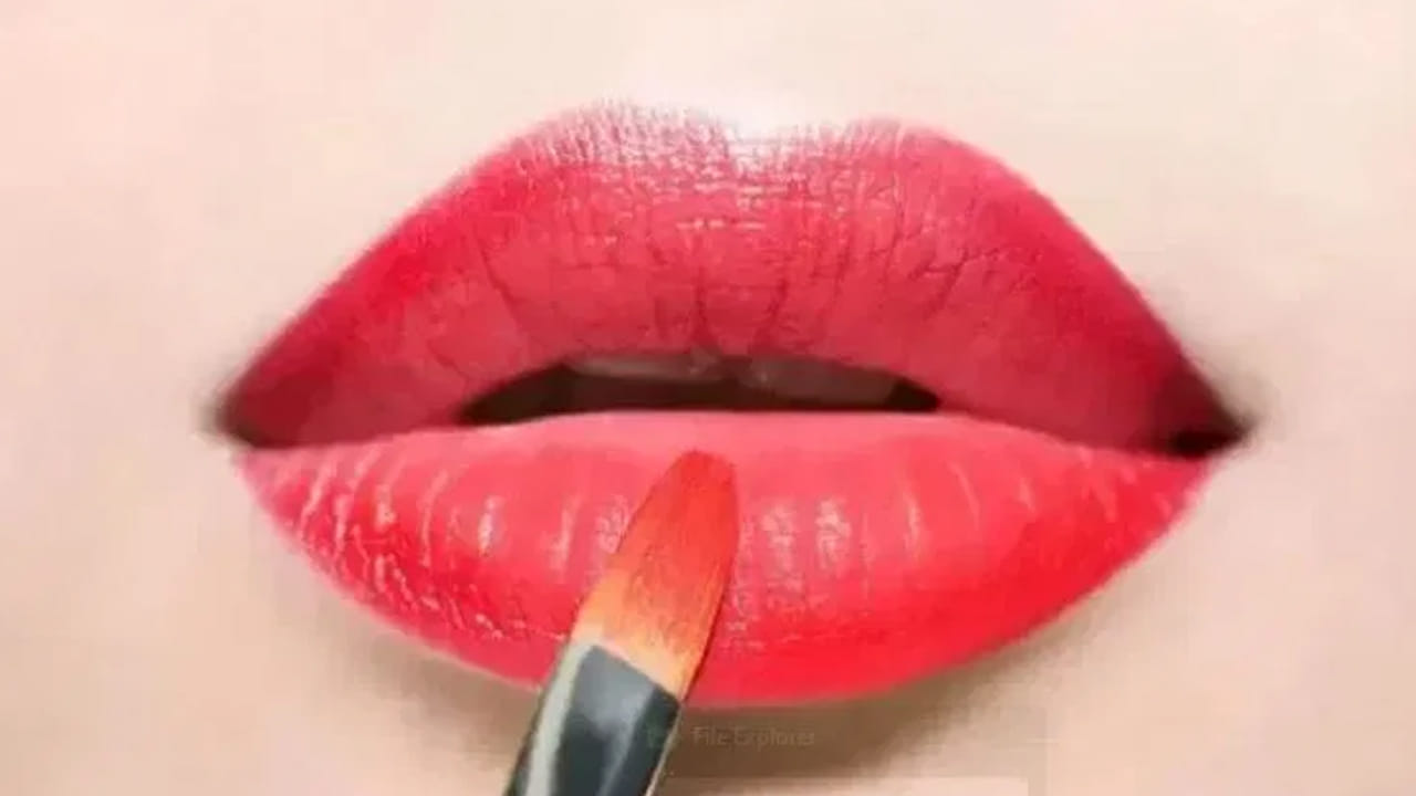 ఎర్రటి లిప్‌స్టిక్‌ను నిషేధించిన దేశం ఏదో కాదు ఉత్తర కొరియా. కిమ్ జోంగ్ ఉన్ ఈ దేశ నియంత. ఈ దేశంలో ఎర్రటి లిప్‌స్టిక్‌ను పాశ్చాత్య సంస్కృతి, పెట్టుబడిదారీ విధానానికి చిహ్నంగా భావిస్తారట. అందుకే ఈ దేశంలో ఎర్రటి లిప్‌స్టిక్‌పై అనధికారికంగా కఠినమైన ఆంక్షలు ఉన్నాయి.