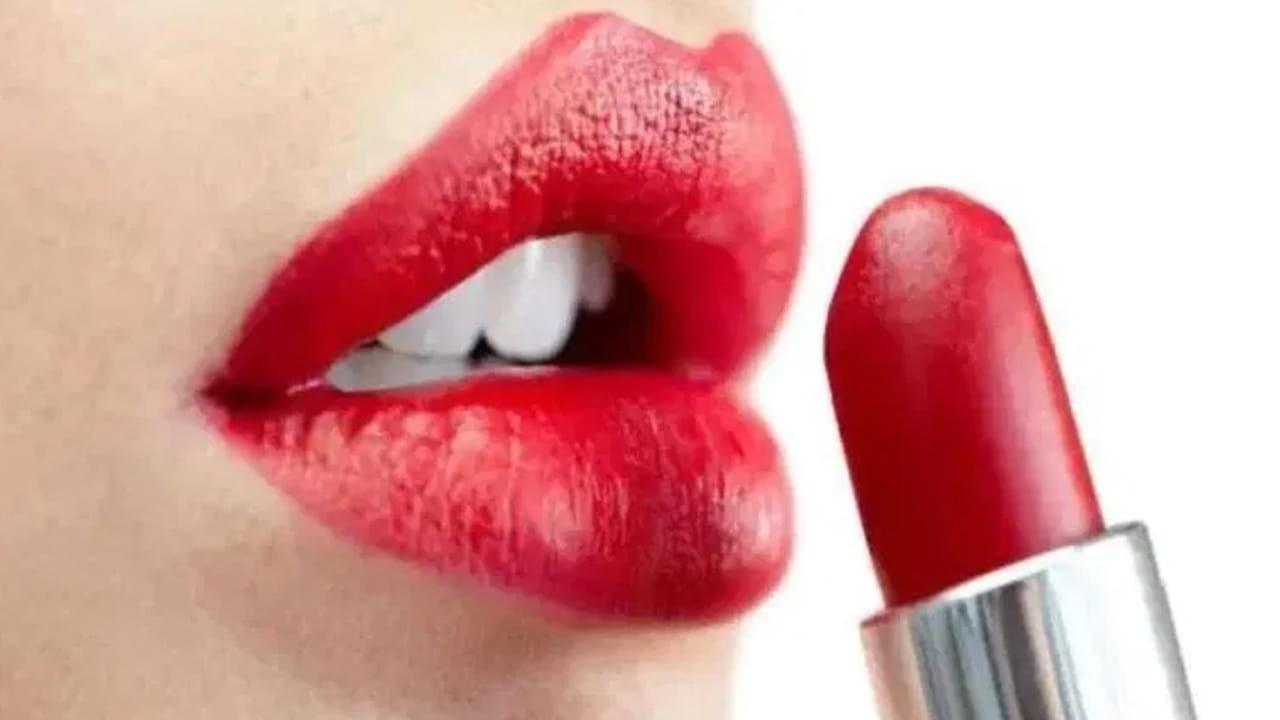 ఉత్తర కొరియాలో ఎరుపు రంగు లిప్‌స్టిక్‌ గ్లామర్, వ్యక్తిగత ఆకర్షణ, పాశ్చాత్య ప్రభావానికి చిహ్నంగా భావిస్తారు. ఈ రకమైన మేకప్ యువతలో వ్యక్తివాదాన్ని పెంచుతుందని ఉత్తర కొరియా అధ్యక్షుడు కిమ్ జోంగ్ ఉన్ ఈ వింత ఆంక్షలు అమలు చేస్తున్నాడు. ఇలా చేయడం వల్ల దేశం సంక్షోభాన్ని ఎదుర్కోవచ్చని కిమ్ జోంగ్ ఉన్ విశ్వసిస్తున్నారు. అందుకే అక్కడ ఎరుపు రంగు లిప్‌స్టిక్ వినియోగించే వారిపై కఠిన చర్యలు తీసుకుంటారు.