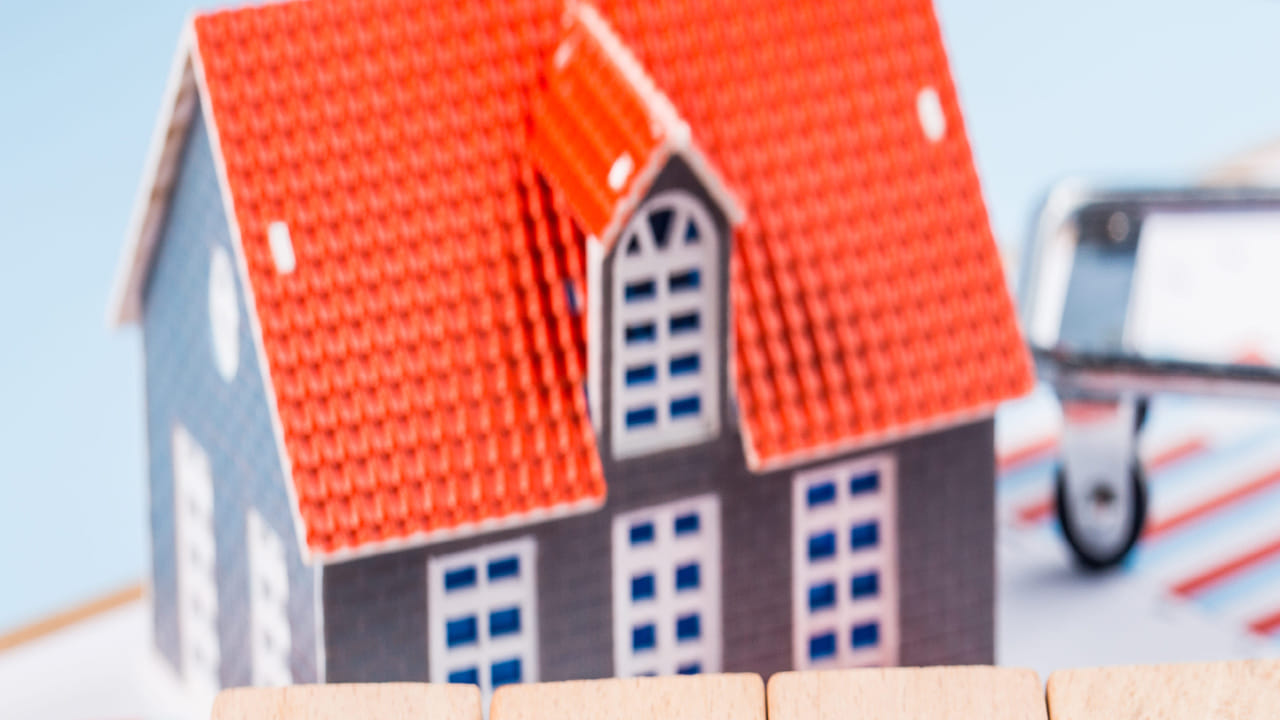 ప్రస్తుత పరిస్థితుల్లో ప్రతీఒక్కరూ తమ ఆర్ధిక అవసరాల కోసం రుణాలు అనేవి తీసుకుంటూ ఉంటారు. సొంతిల్లు నిర్మించుకోవడానికి హోమ్ లోన్, వ్యక్తిగత అవసరాల కోసం పర్సనల్ లోన్, కారు లేదా బైక్ కొనుగోలు చేయాలనుకుంటే వెహికల్ లోన్, పెళ్లి కోసం మ్యారేజ్ లోన్, చదువుల కోసం ఎడ్యుకేషన్ లోన్, వ్యాపారం కోసం బిజినెస్ లోన్ వంటివి చాలా ఉన్నాయి.