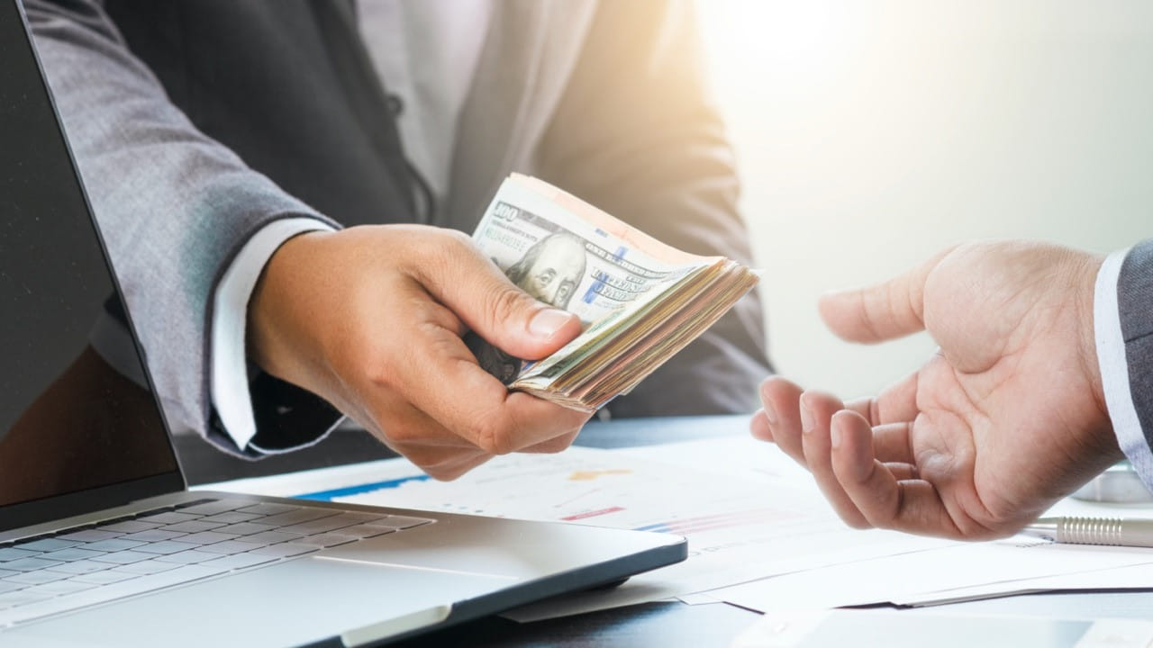 బ్యాంకులు కూడా రుణాలు మంజూరు చేసేందుకు ఎగపడుతున్నాయి. తమ వ్యాపారం కోసం కస్టమర్లకు ఫోన్ చేసి మరీ లోన్లు తీసుకోవాల్సిందిగా కోరుతున్నాయి. అయితే లోన్ తీసుకున్న వ్యక్తి మధ్యలో మరణిస్తే ఆ సొమ్ము ఎవరు చెల్లించాలి అనే ప్రశ్న చాలామందిలో ఉంటుంది. వీటికి సమాధానాలు ఇందులో చూద్దాం.
