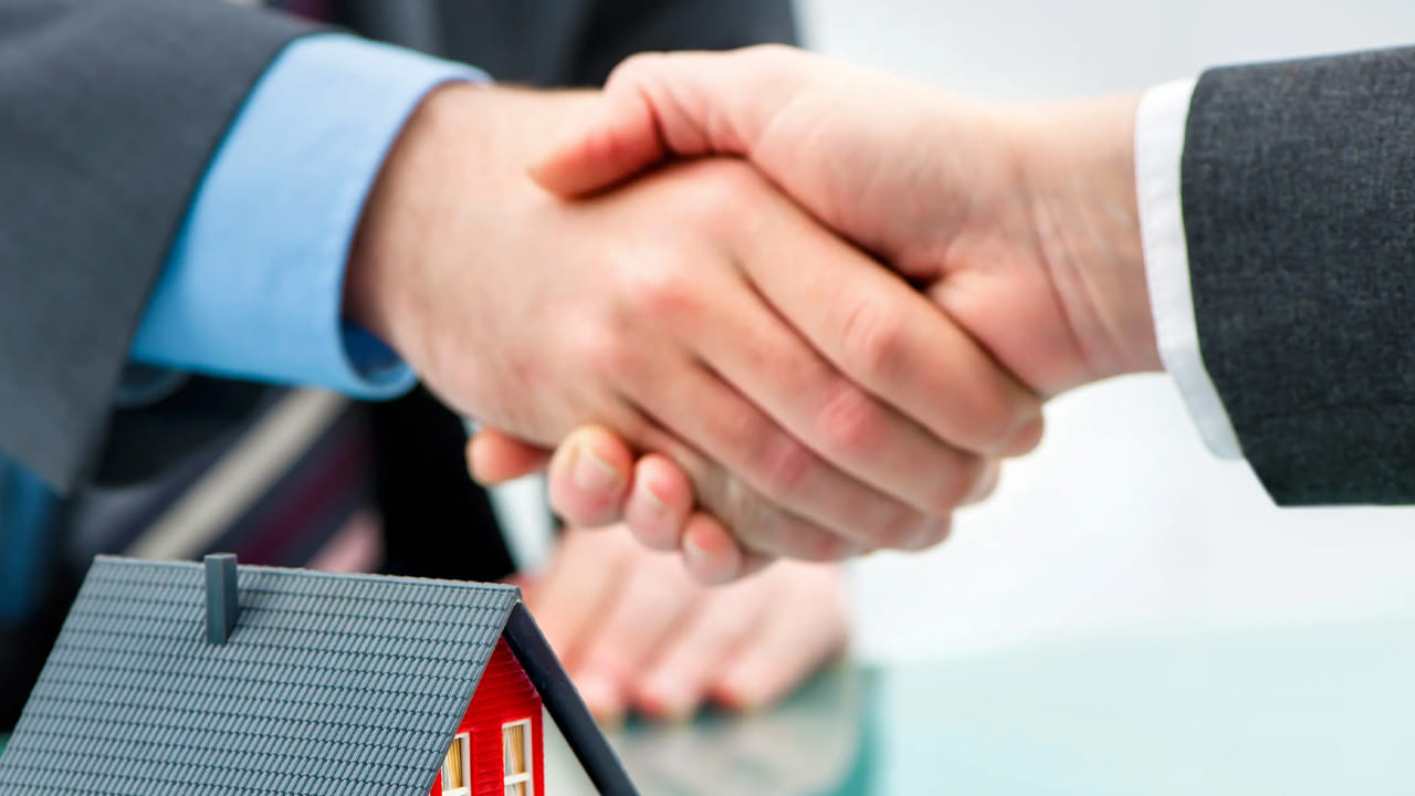 ఒకవేళ రుణ గ్రహీత పేరుపై ఏమైనా ఆస్తులు ఉంటే వాటిని బ్యాంకులు తీసుకోవచ్చు. లోన్‌కి సరిపడ సొమ్మును తీసుకుని మిగతా సొమ్మును వారసులకు అప్పగించాల్సి ఉంటుంది.  ఒకవేల కో -అప్లికేంట్, గ్యారెంటర్ ఉంటే వాళ్లే లోన్ చెల్లించాల్సి ఉంటుంది.
