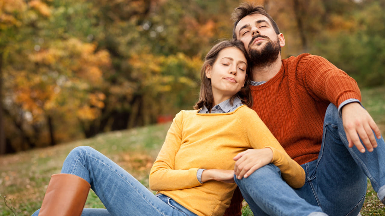 ప్రేమించే వారు!: మేష రాశి స్త్రీలు ఇతరుల పట్ల చాలా ఆప్యాయంగా ఉంటారు. వారు తమ కుటుంబం, స్నేహితుల పట్ల అపారమైన ప్రేమ, శ్రద్ధ చూపిస్తారు. వారి జీవిత భాగస్వామికి కూడా ఈ లక్షణాలు ఉండాలని కోరుకుంటారు. మేష రాశి స్త్రీల ఈ లక్షణం సంబంధానికి ఆనందం, ఉత్సాహాన్ని తెస్తుంది. కుటుంబ సంబంధాల కోసం ఎలాంటి సవాళ్లనైనా ఎదుర్కోవడానికి సిద్ధంగా ఉండే మేష రాశి స్త్రీలు, ఉత్తమ కుటుంబ మహిళలుగా ప్రసిద్ధి చెందారు. వారి కుటుంబ సభ్యులందరిచే ప్రేమించబడతారు. ఇతరుల పట్ల కరుణ చూపే మేష రాశి స్త్రీలు, వారి జీవిత భాగస్వాముల నుండి ఆశించేది కొద్దిగా మద్దతు మాత్రమే!